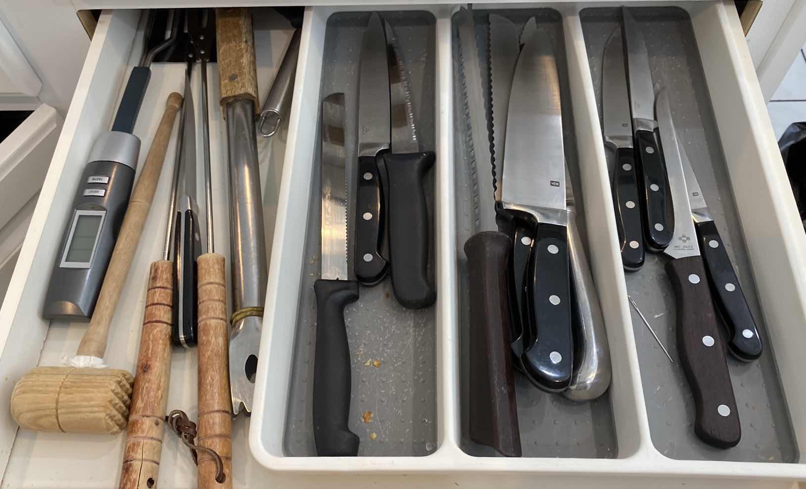 Photo 1 of CONTENTS OF KITCHEN DRAWER - KNIFES