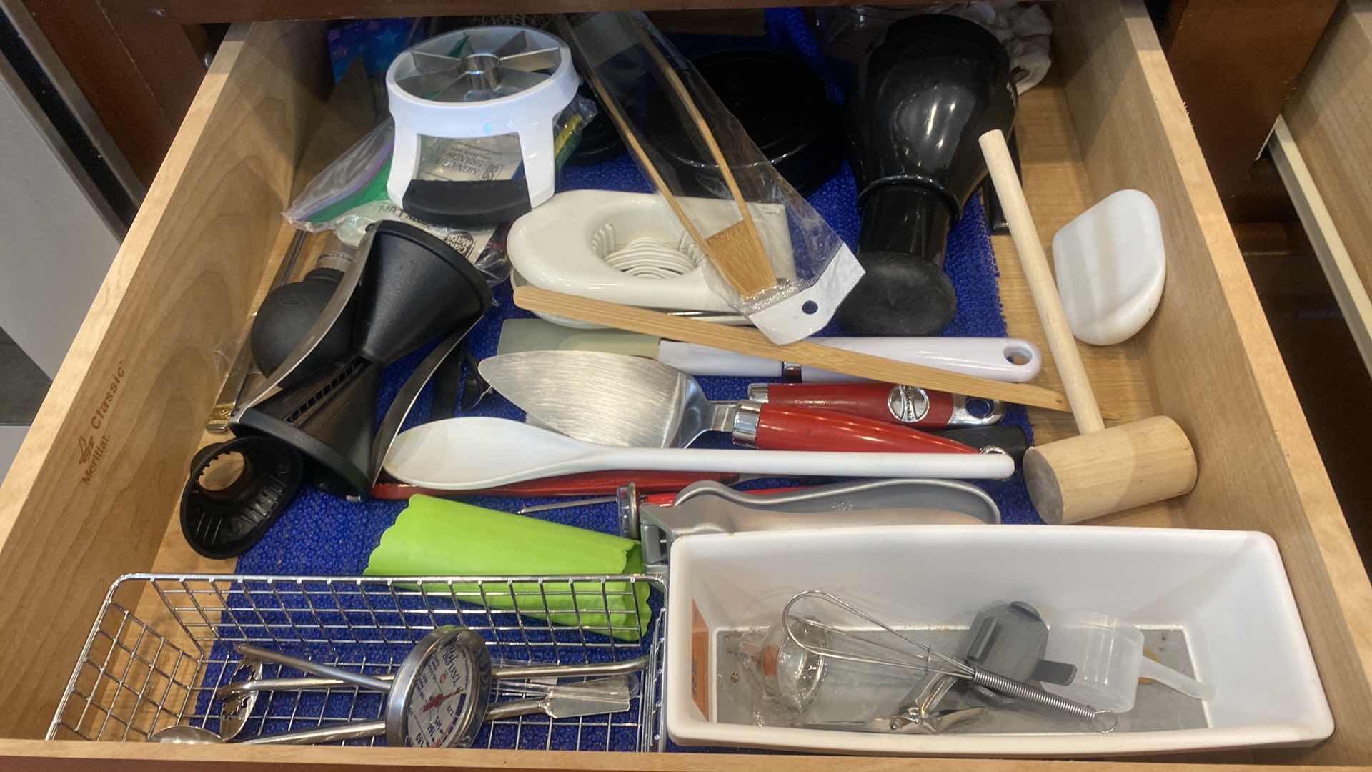 Photo 2 of CONTENTS OF KITCHEN CABINET - 2 DRAWERS COOKING TOOLS