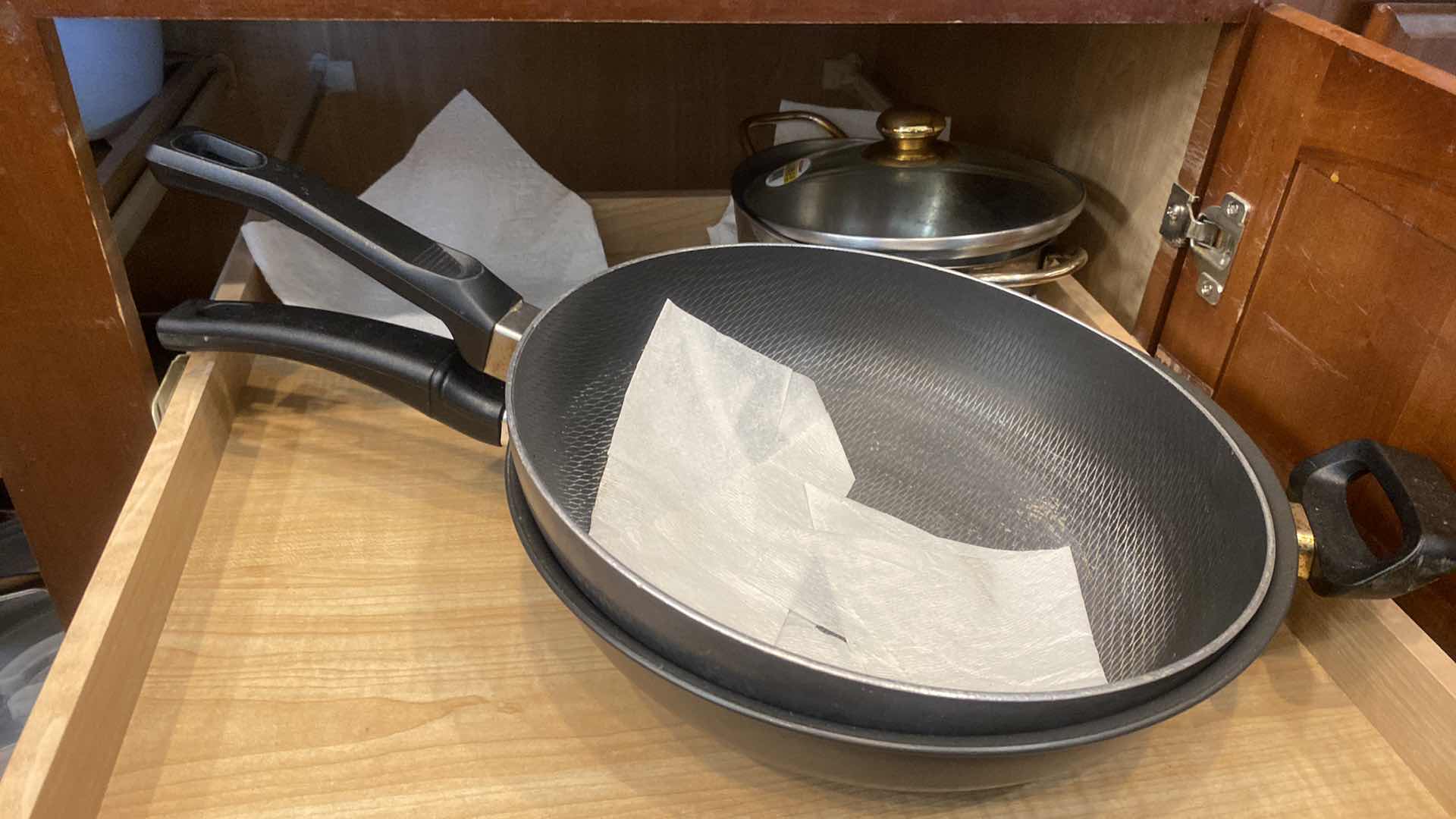 Photo 4 of CONTENTS OF KITCHEN CABINET - POTS & PANS