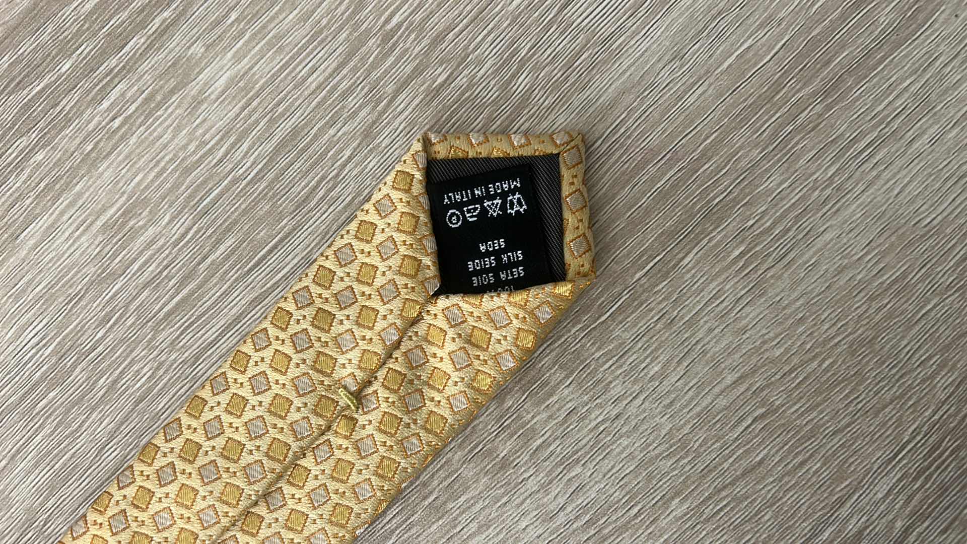 Photo 4 of MENS VALENTINO 100% SILK TIE