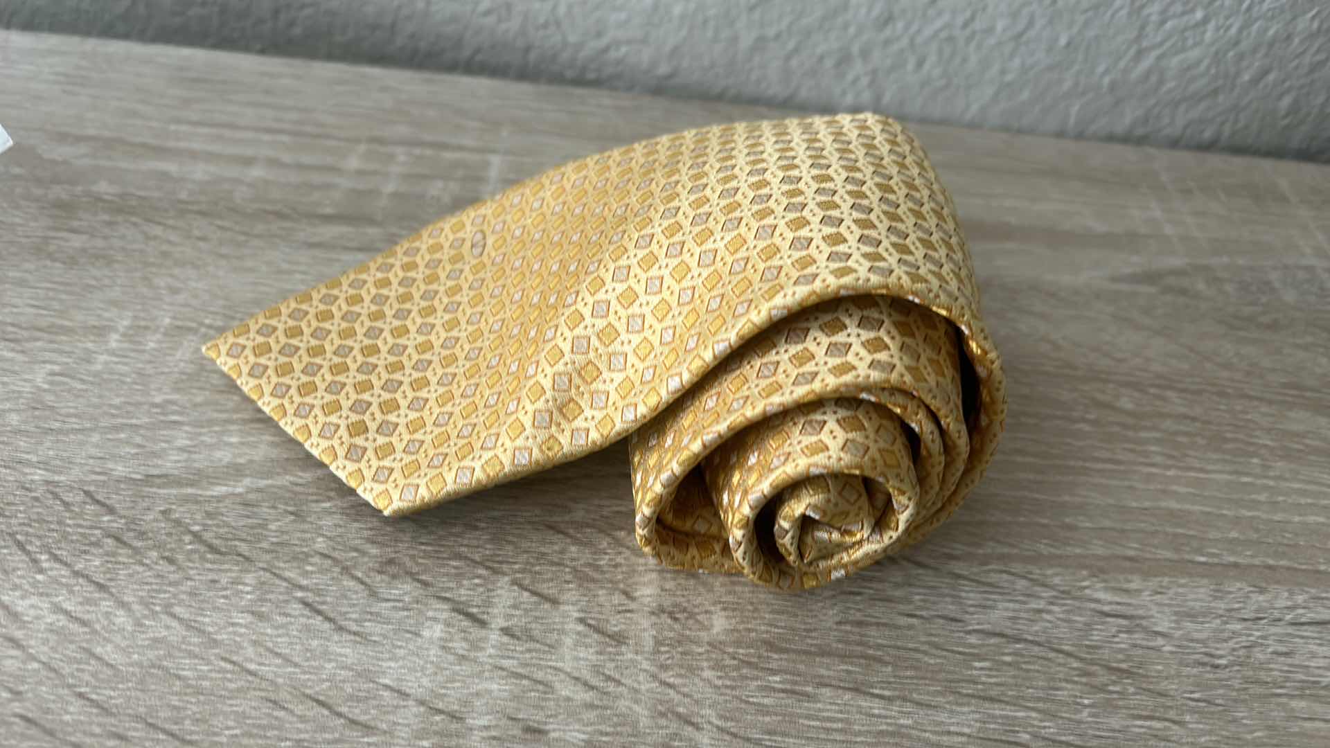 Photo 2 of MENS VALENTINO 100% SILK TIE