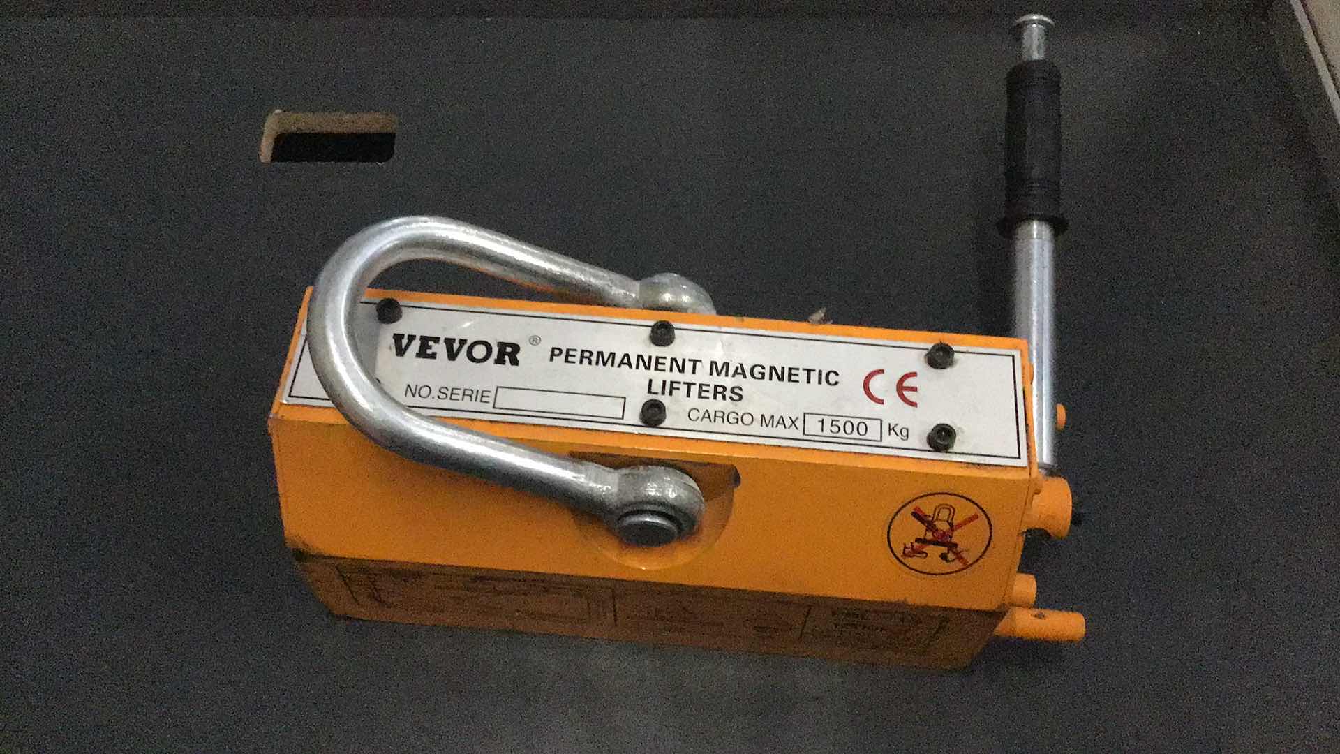 Photo 1 of VEVOR PERMANENT MAGNETIC LIFTER 1500KGS/3300LBS