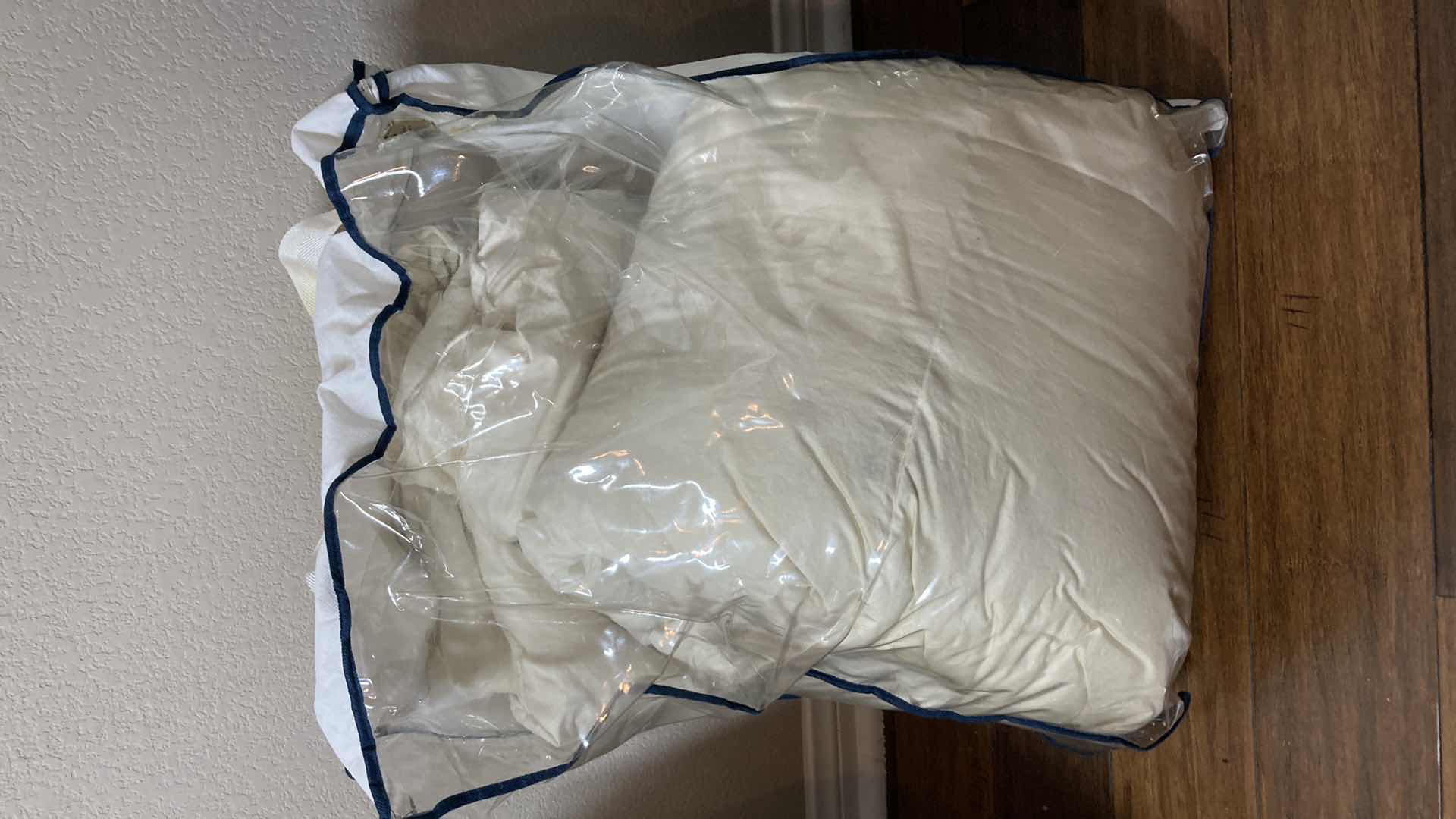 Photo 5 of COMFORTERS FULL/ QUEEN SIZE (4)