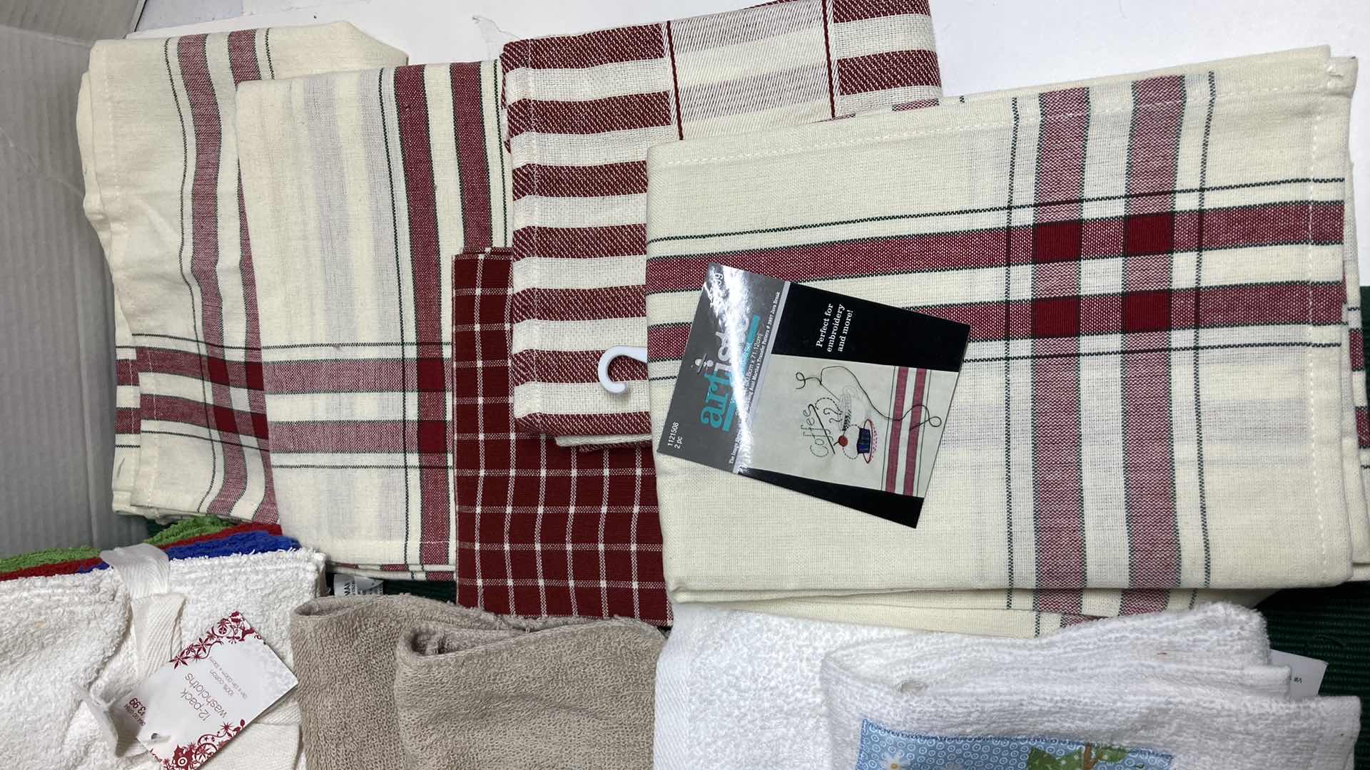 Photo 4 of NEW GREEN PLACE MATS (6), KITCHEN TOWELS (9) & WASHCLOTHS 12PACK