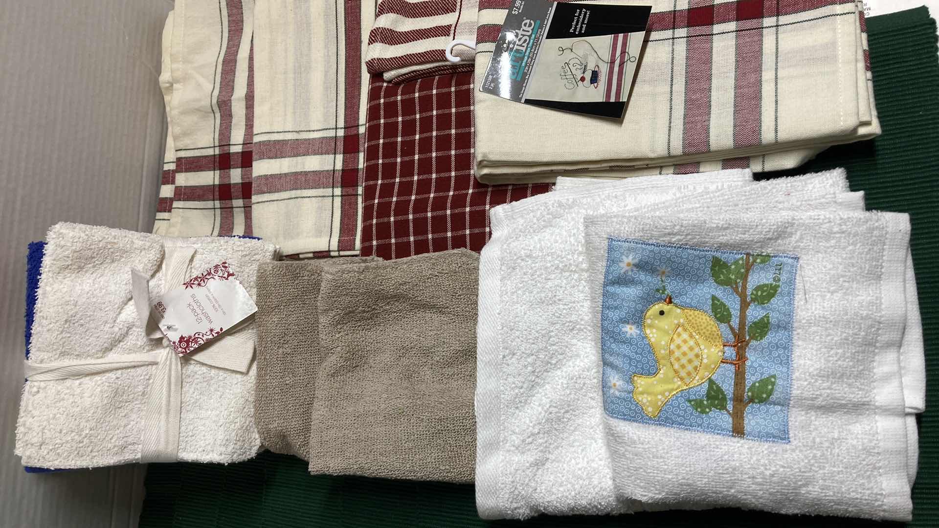 Photo 3 of NEW GREEN PLACE MATS (6), KITCHEN TOWELS (9) & WASHCLOTHS 12PACK