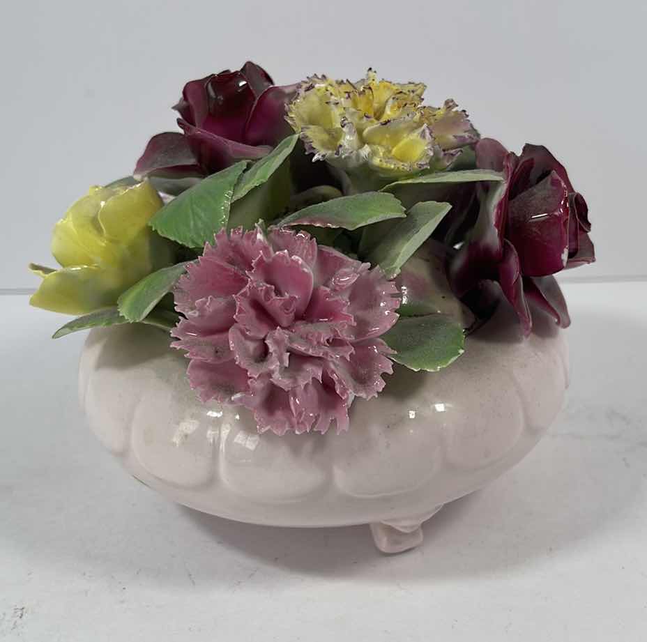 Photo 1 of VTG ROYAL MALVERN BONE CHINA FLOWER BOUQUET H4” MADE IN ENGLAND