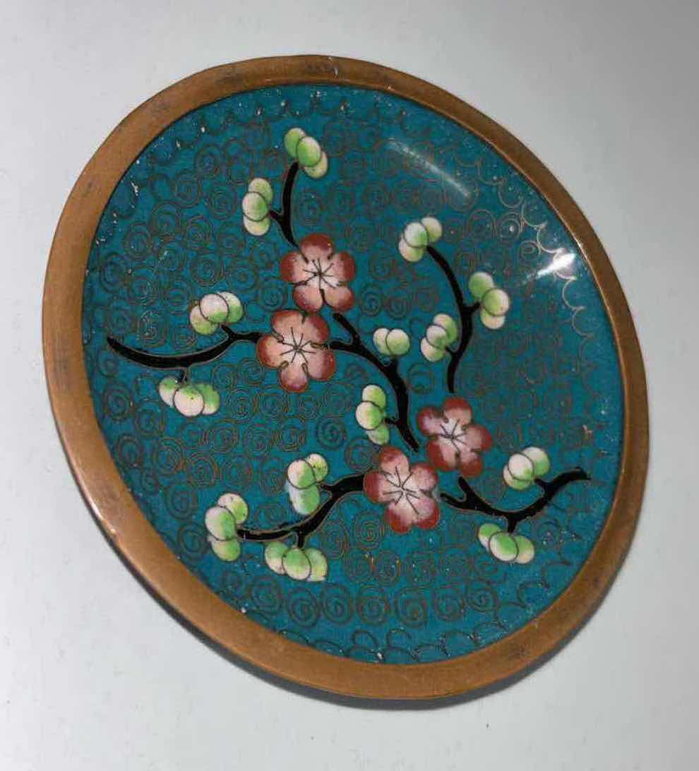 Photo 4 of ANTIQUE CHINESE CLOISONNÉ PRUNUS NIB/PIN DISHES 3.75”D (3)