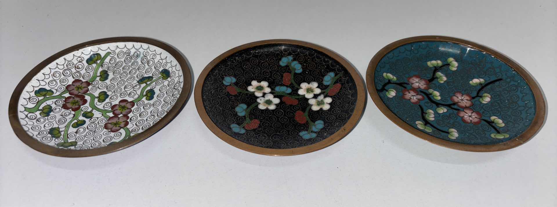 Photo 1 of ANTIQUE CHINESE CLOISONNÉ PRUNUS NIB/PIN DISHES 3.75”D (3)