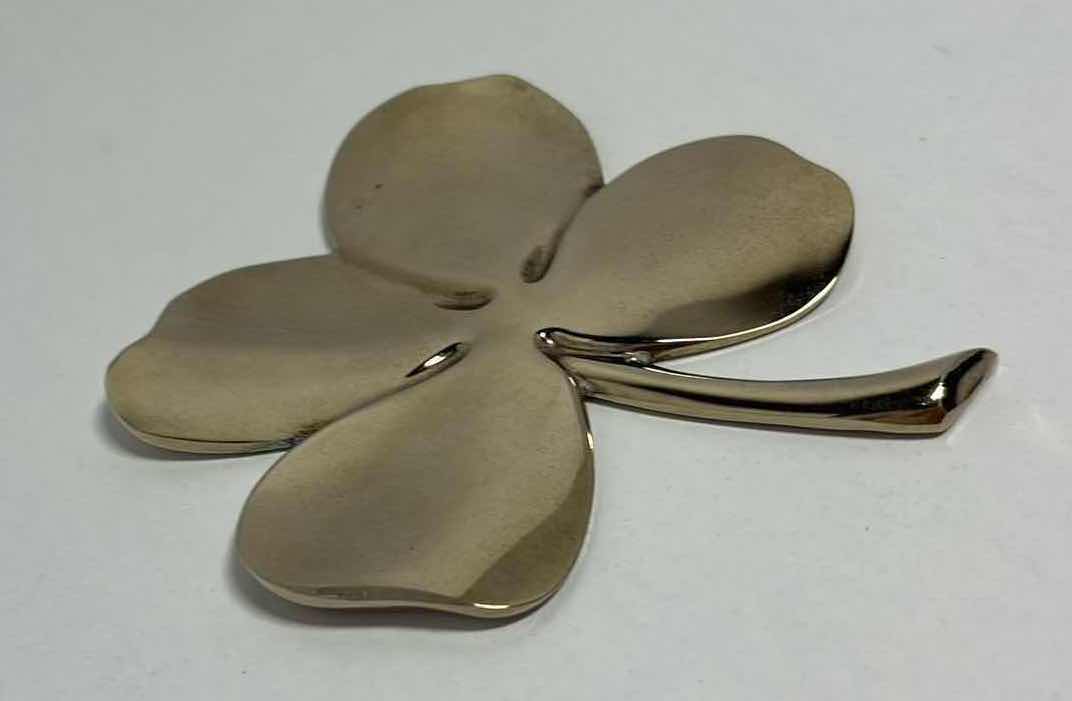 Photo 1 of 24K PLATED FOUR LEAF CLOVER #G48 DECORATIVE PAPER WEIGHT 4.5”