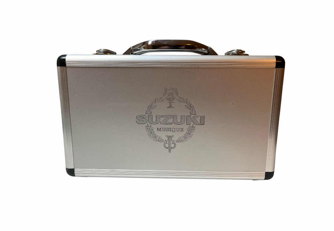 Photo 1 of SUZUKI MASTERCLASS CLARINET W HARD CASE