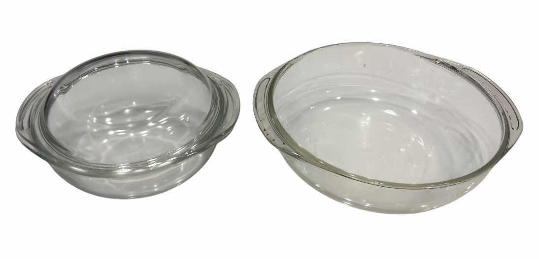 Photo 1 of VINTAGE PYREX GLASS CASSEROLE BAKING DISH #023 1.5 QT W LID & VINTAGE PYREX CASSEROLE DISH #026 3 QT, BOTTOM ONLY