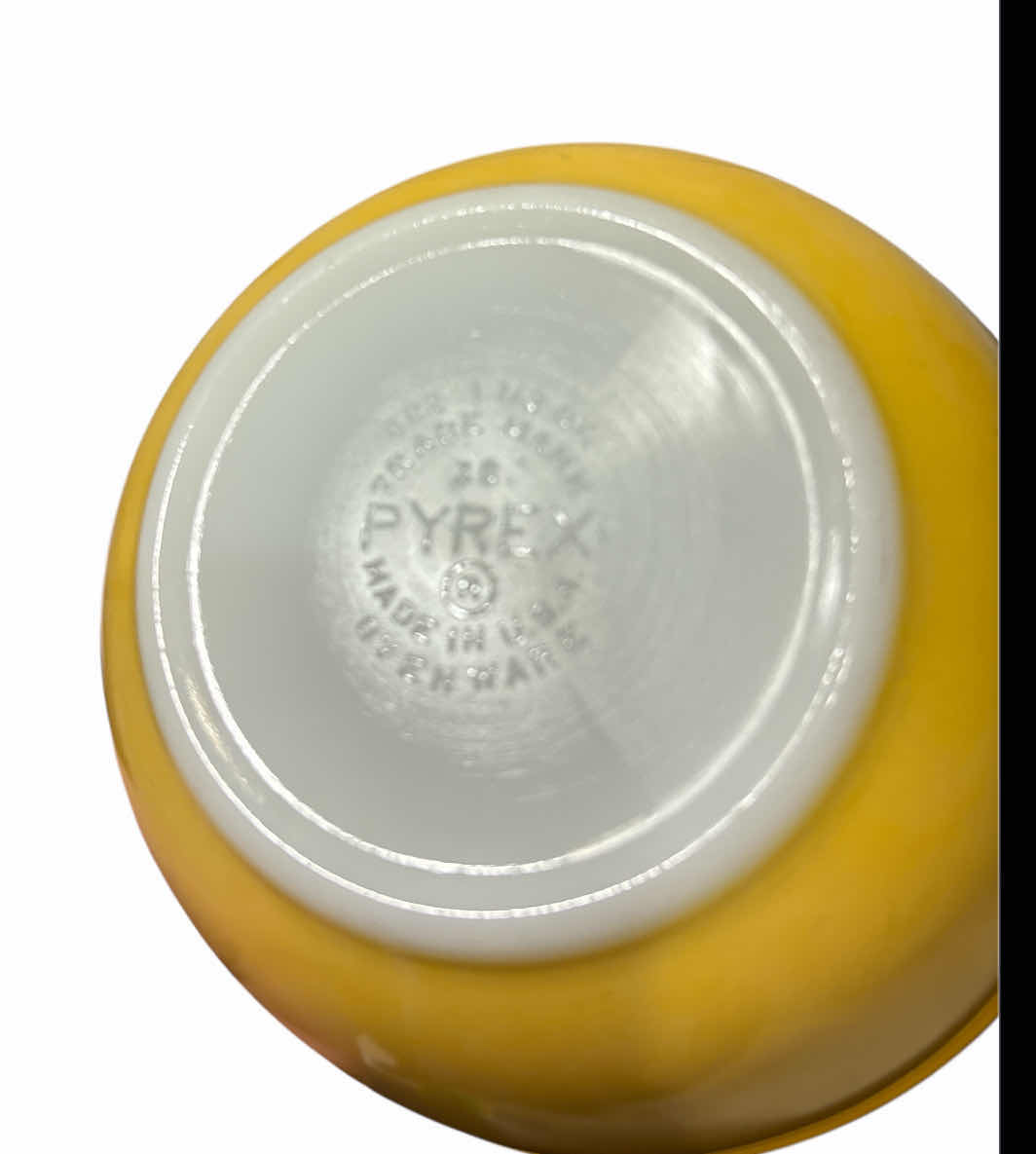Photo 1 of VINTAGE PYREX 7” MIXING BOWL 1.5 QT #402, YELLOW