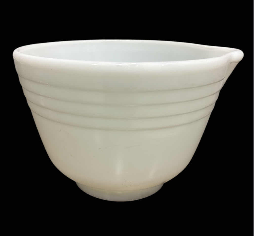 Photo 1 of VINTAGE HAMILTON BEACH/PYREX MILK GLASS BANDED 6” MIXING BOWL