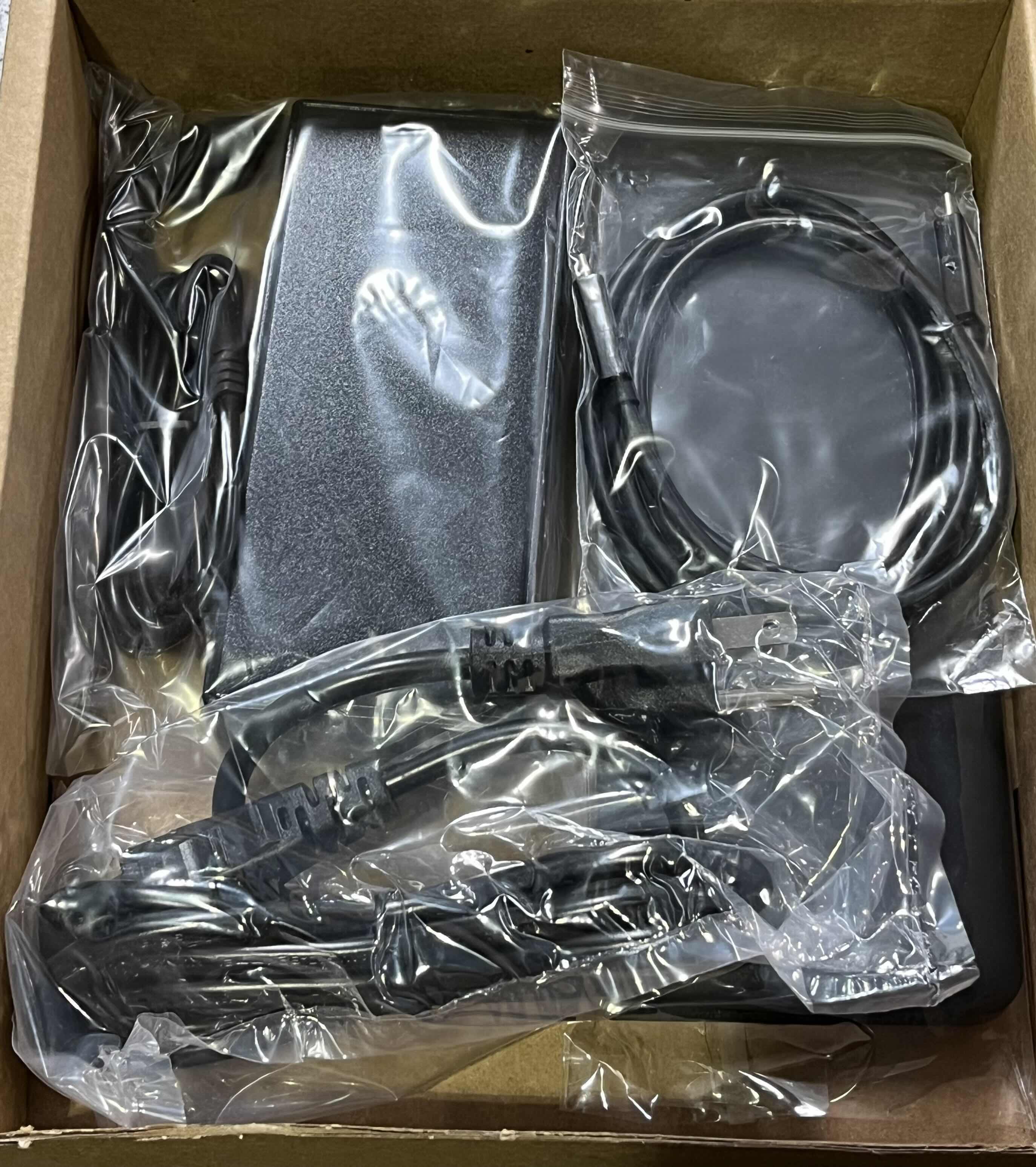 Photo 1 of USB-C 12 PORT DOCKING STATION