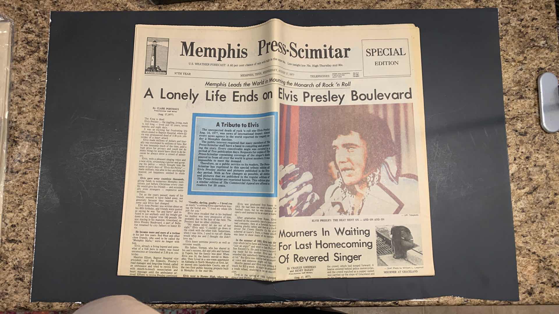 Photo 1 of 1977 ELVIS DEATH HEADLINE NEWSPAPER