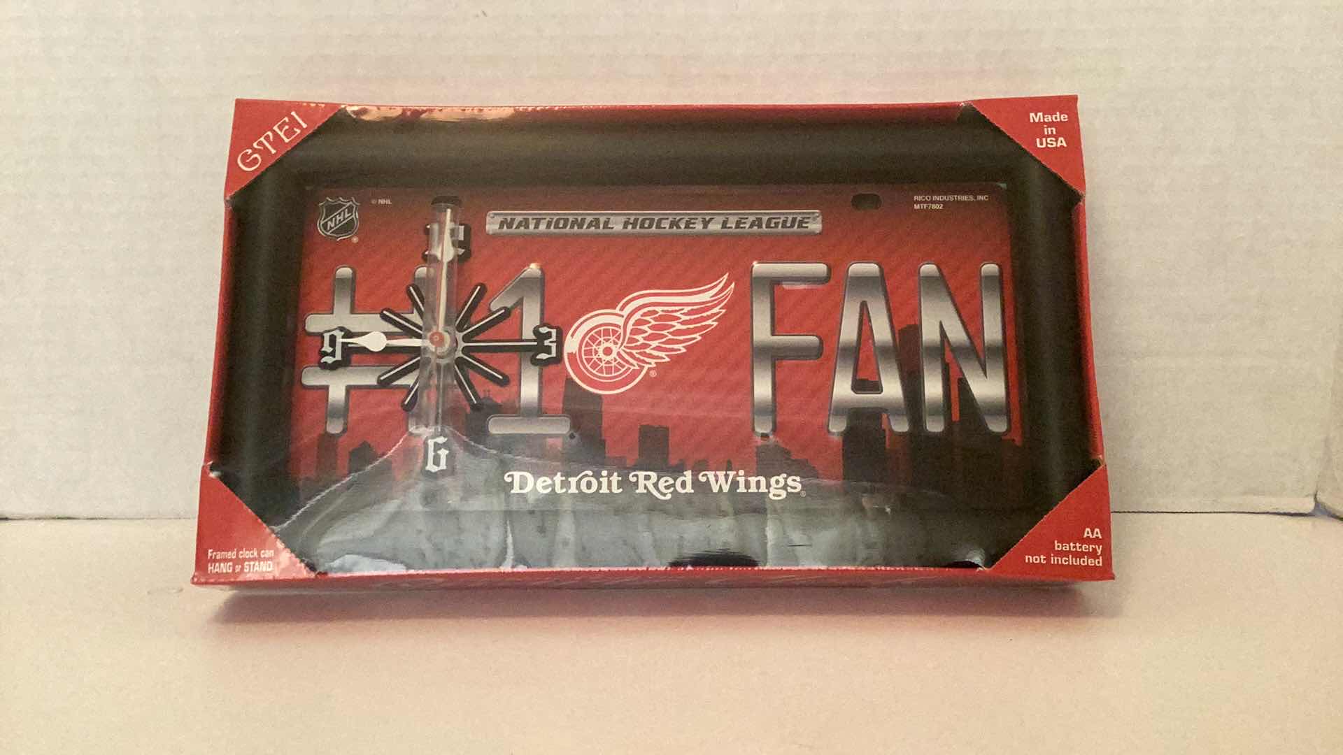 Photo 2 of DETROIT RED WINGS CLOCK