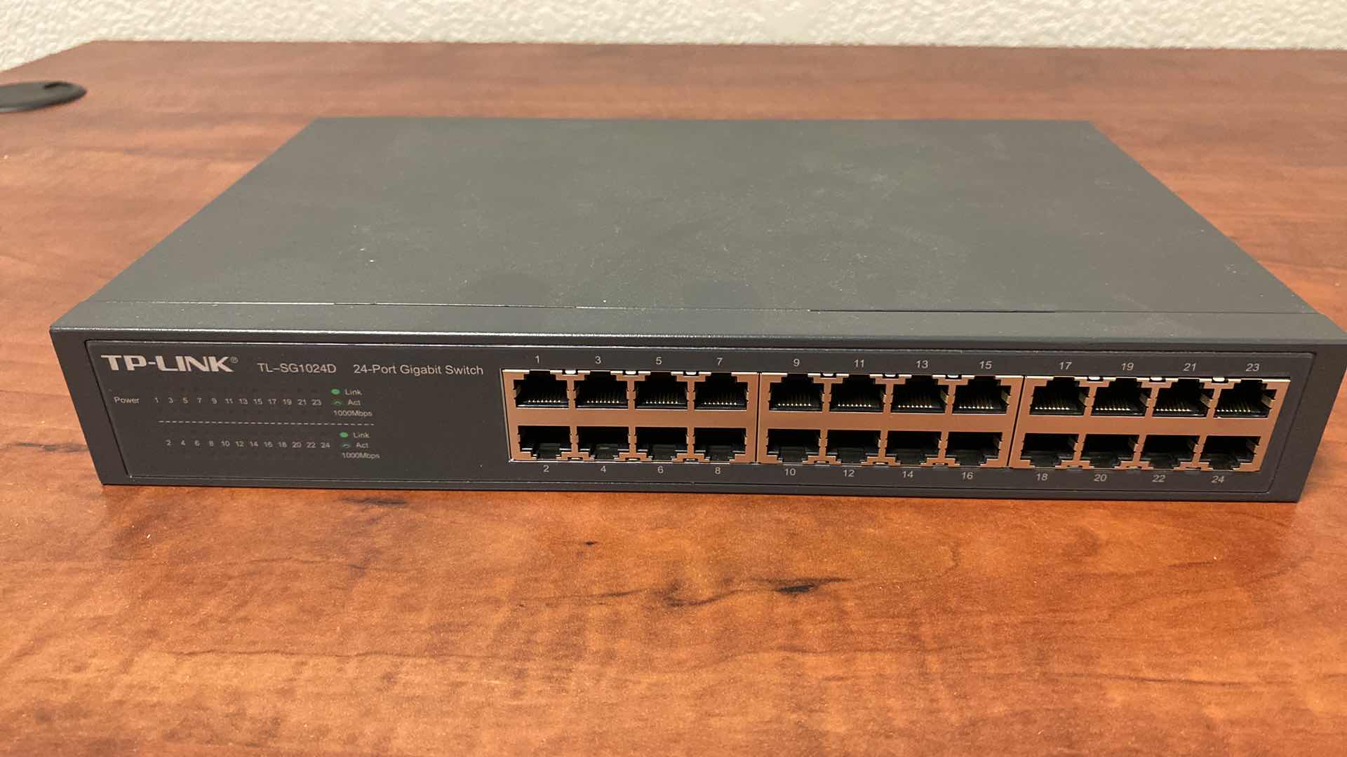 Photo 1 of TO-LINK 24 PORT GIGABIT SWITCH TL-SG1024D