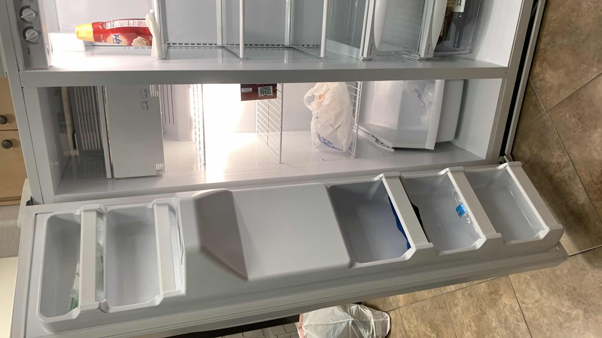 Photo 4 of HOTPOINT REFRIGERATOR WORKING, ( CONTENTS NOT INCLUDED)
