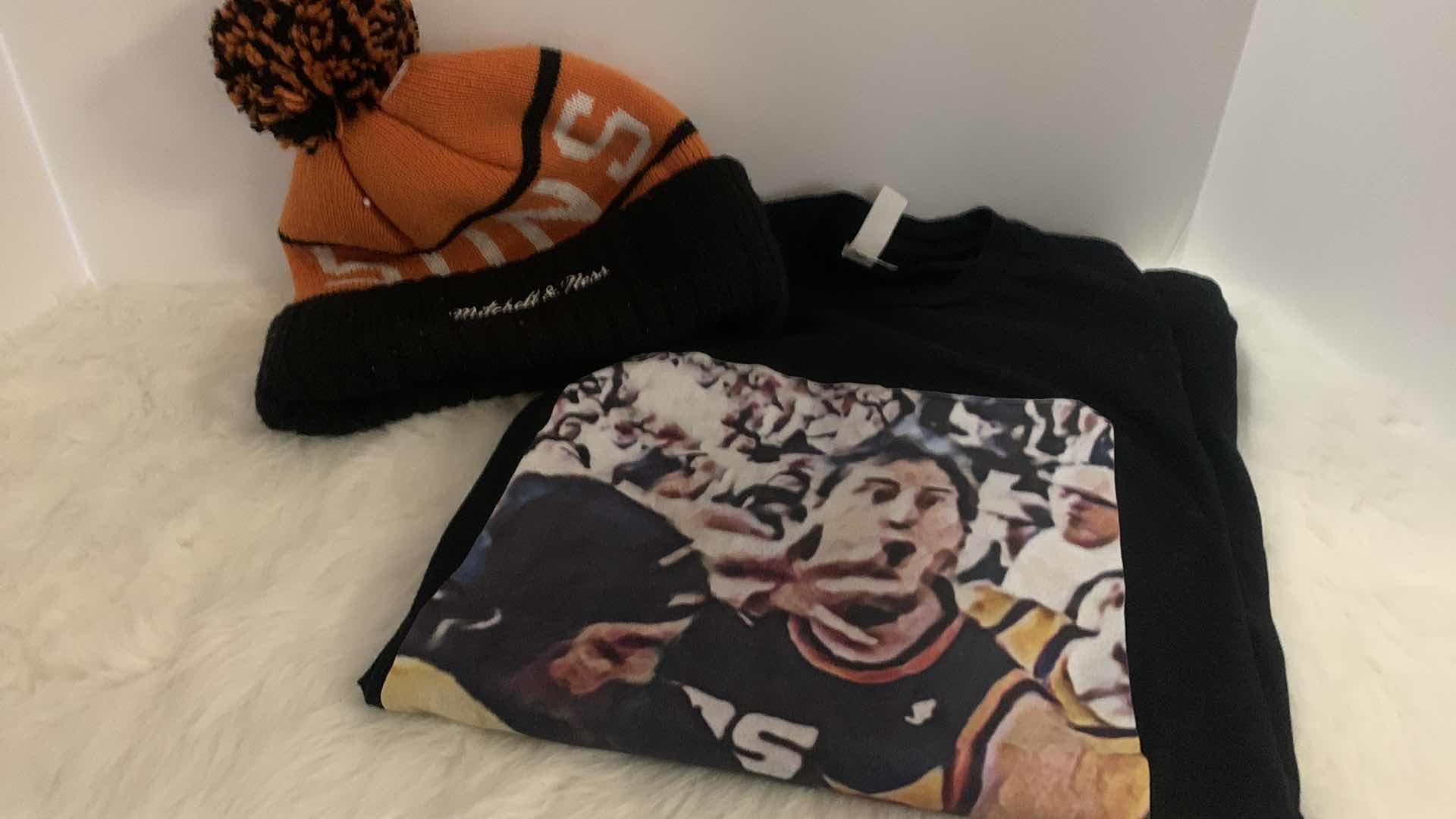 Photo 1 of SUNS T-SHIRT  SIZE L AND BEANIE
