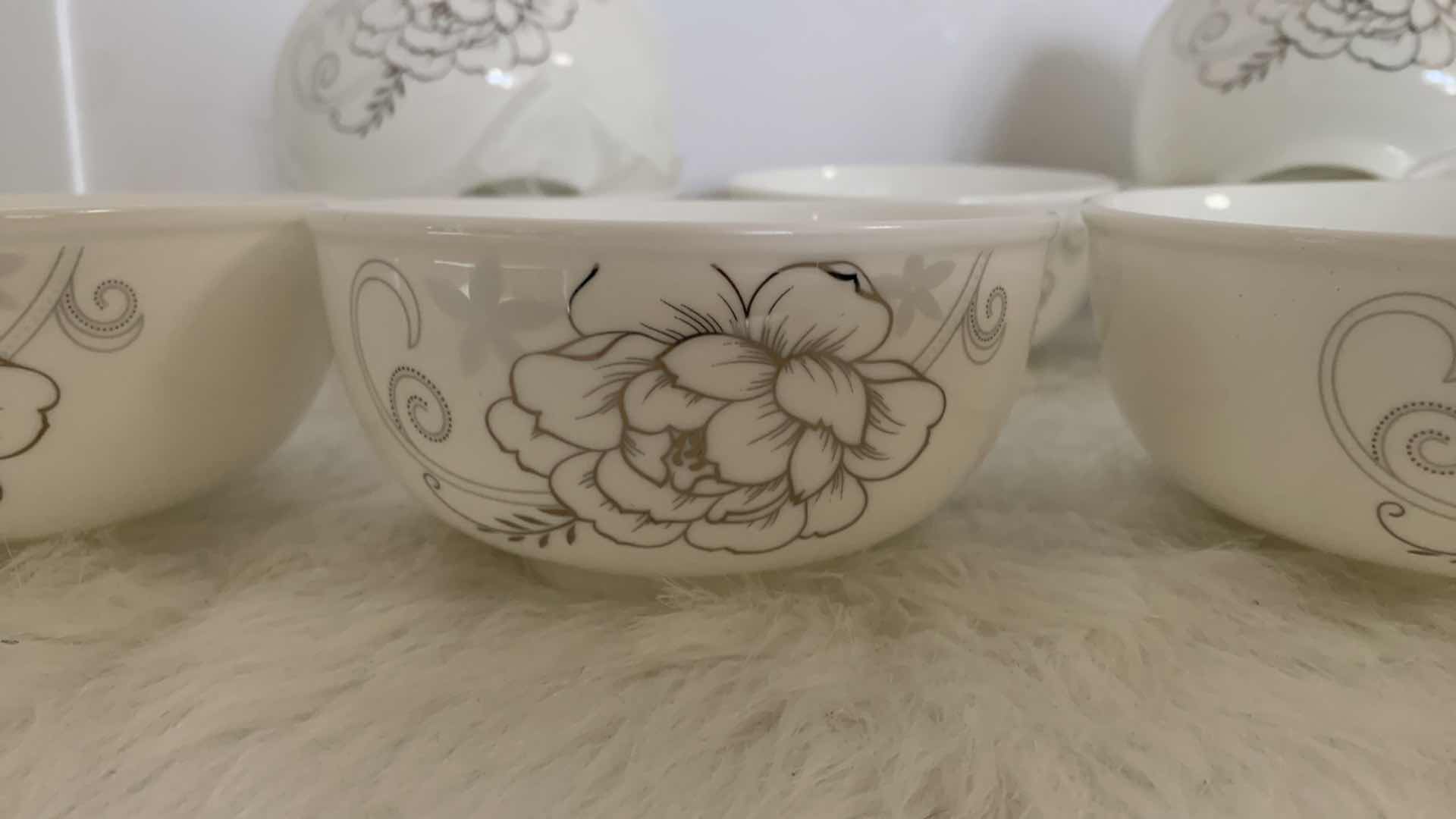 Photo 2 of 9 - SMALL WHITE PORCELAIN DESSERT BOWLS WITH FLOWER