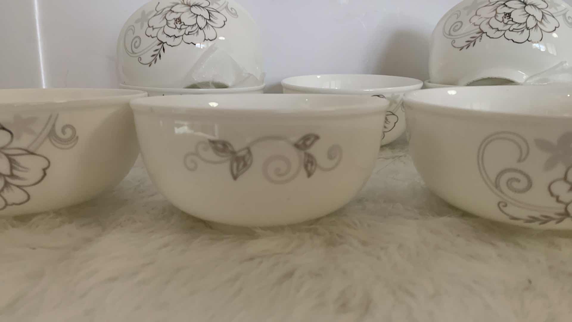 Photo 3 of 9 - SMALL WHITE PORCELAIN DESSERT BOWLS WITH FLOWER