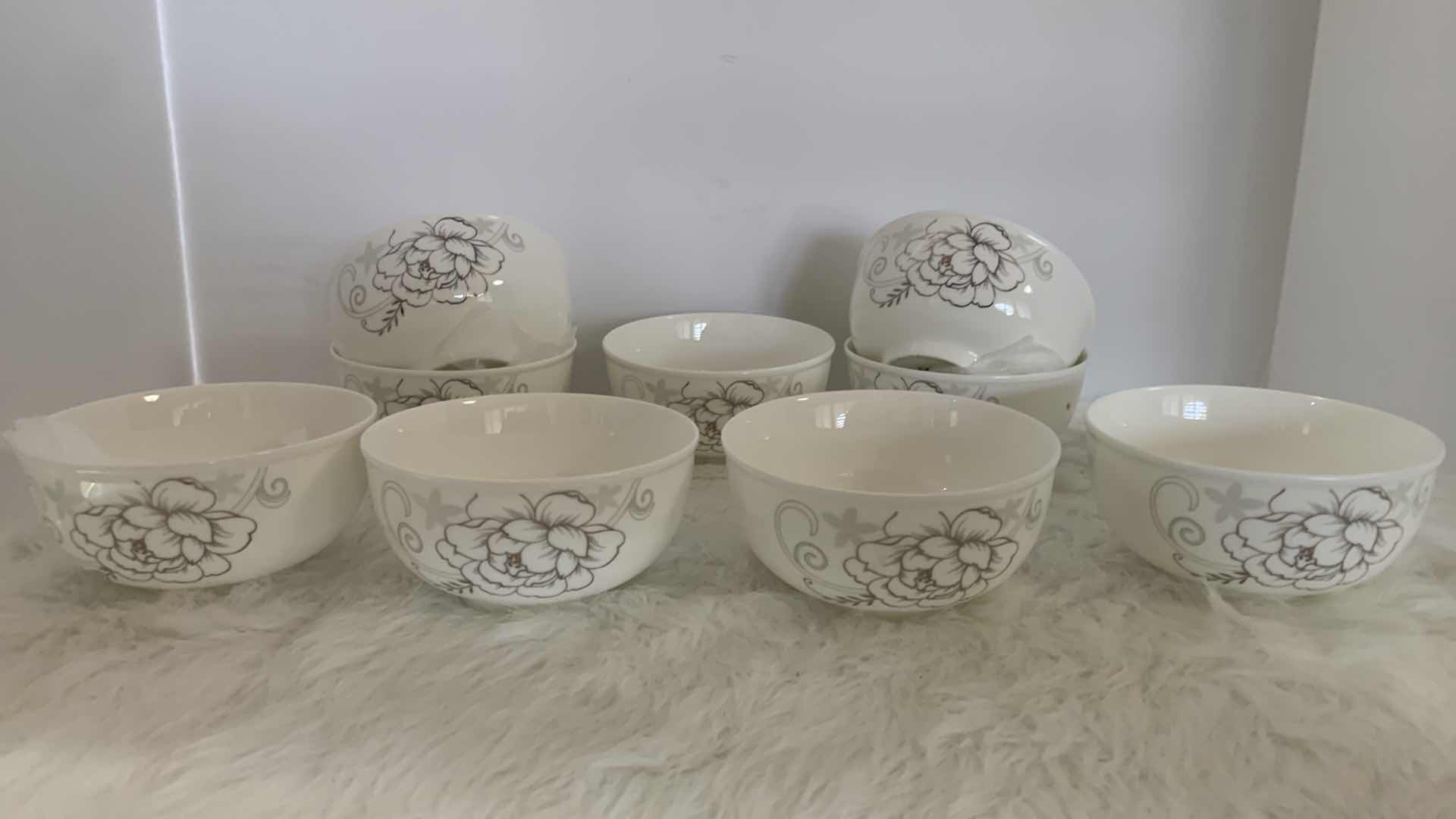 Photo 1 of 9 - SMALL WHITE PORCELAIN DESSERT BOWLS WITH FLOWER