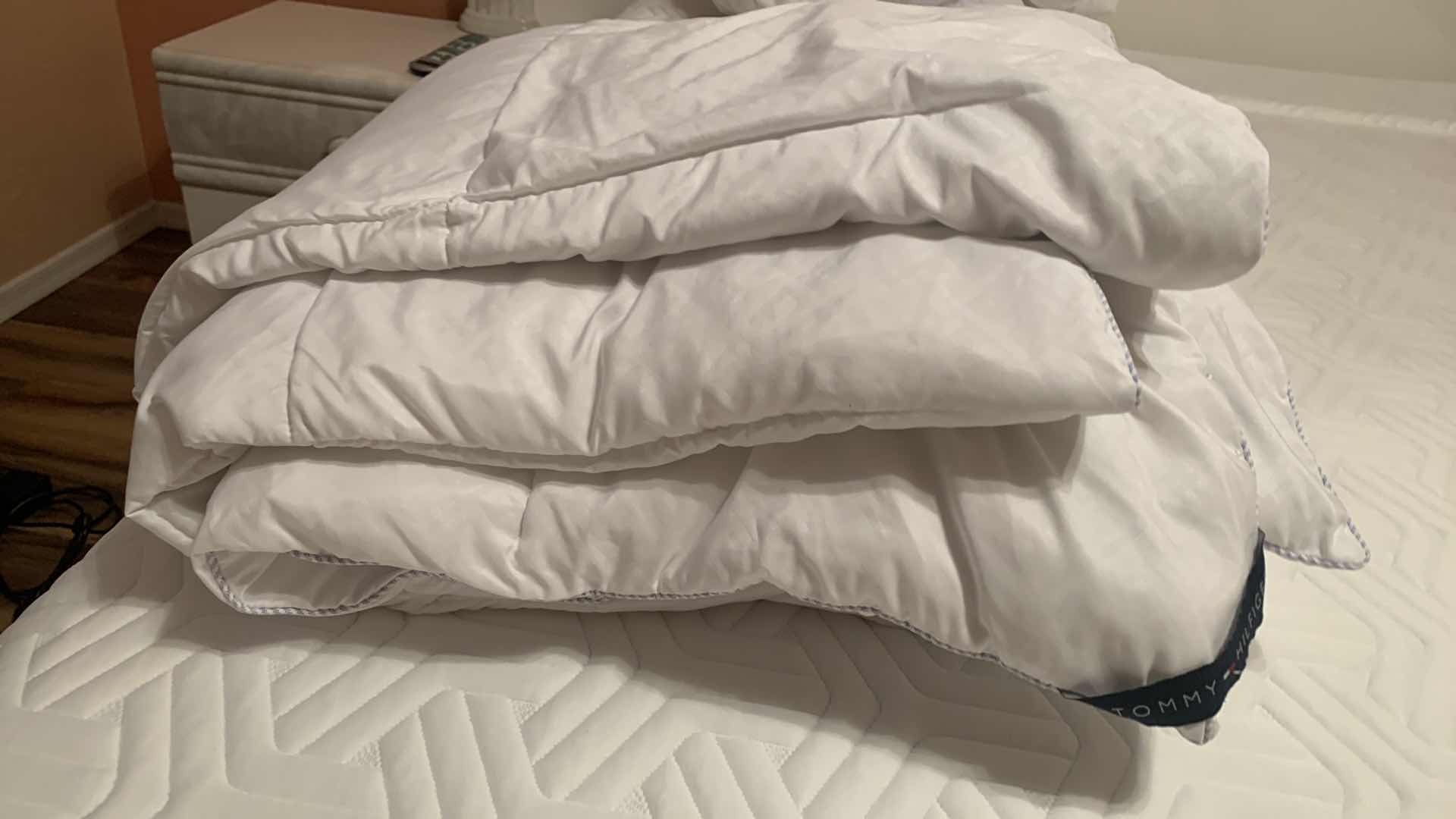 Photo 4 of TOMMY HILFIGER WHITE QUEEN/FULL COMFORTER