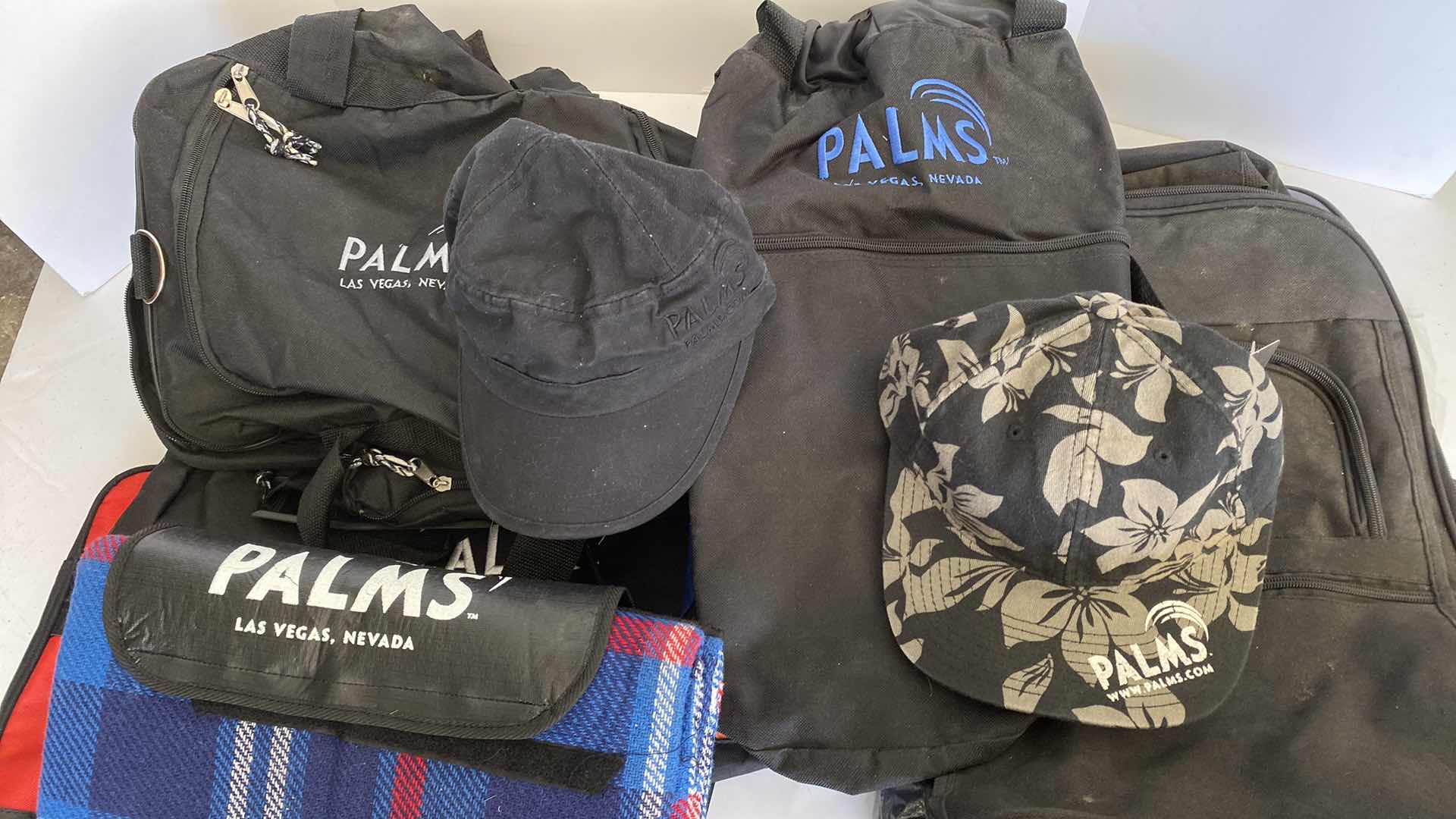 7-PALMS CASINO BAGS AND 2 HATS