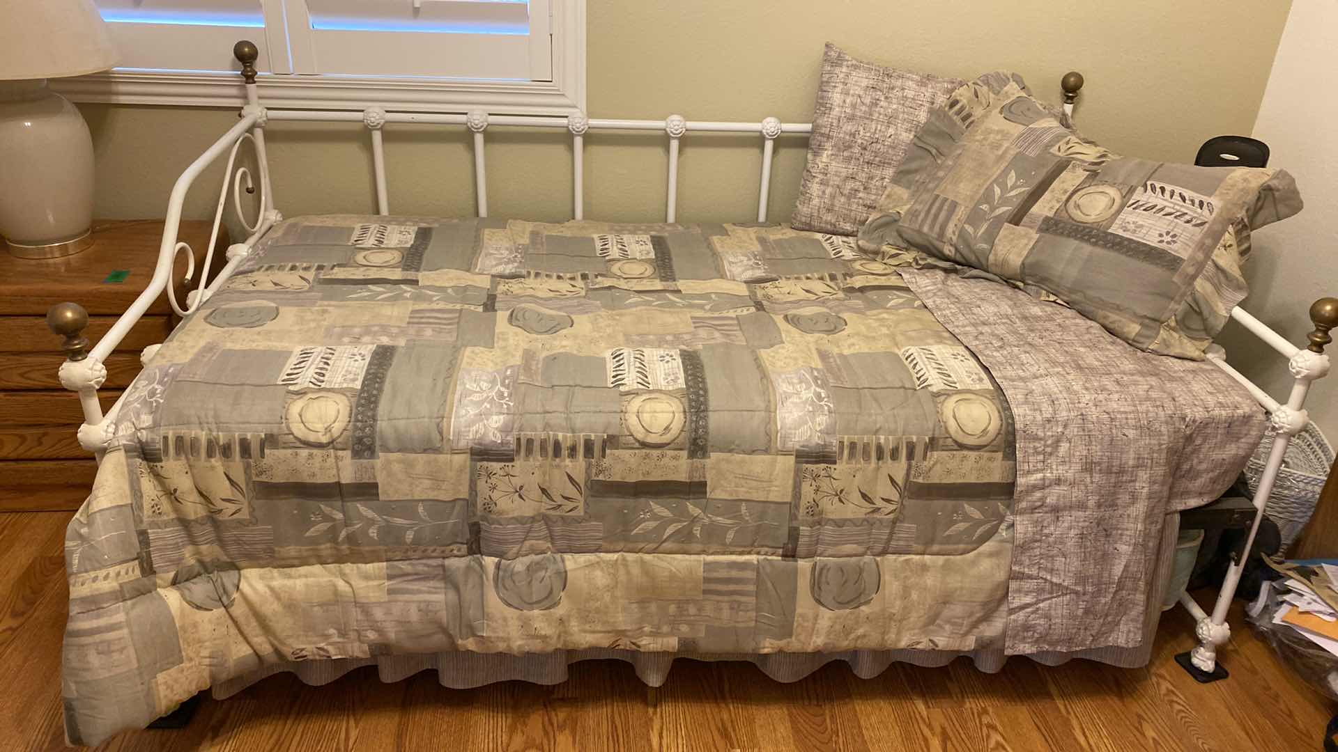 Photo 1 of DAYBED TWIN SIZE BEDDING SET