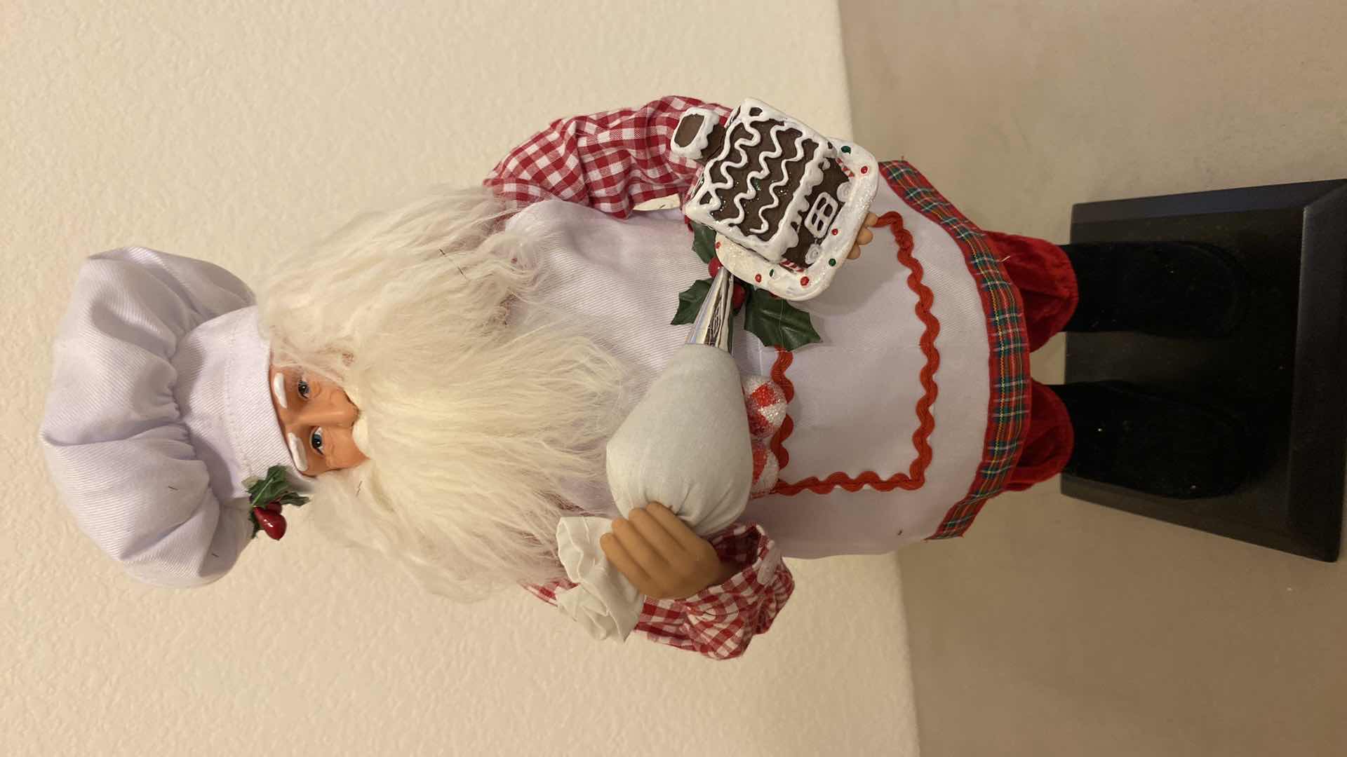 Photo 5 of SANTA AND MRS CLAUS BAKERS H19”