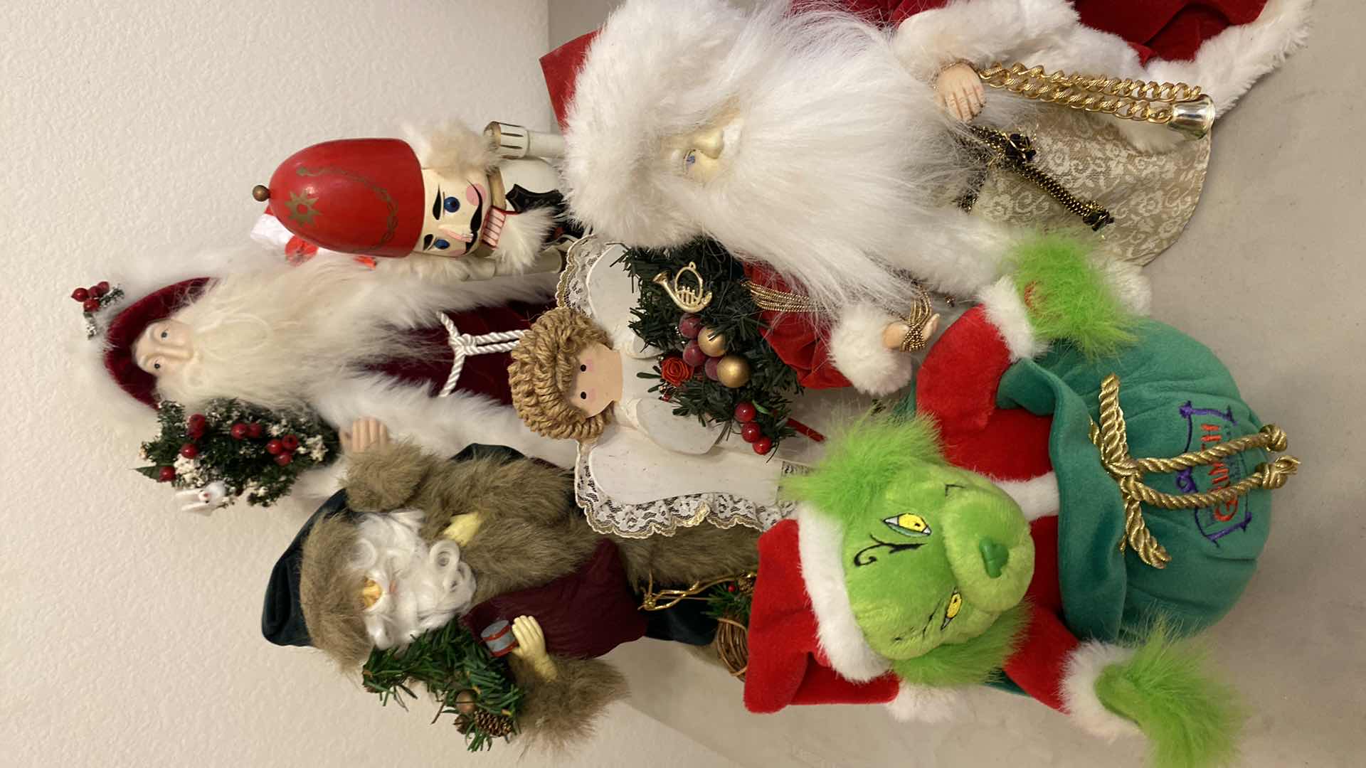 Photo 1 of 10 - CHRISTMAS DECOR SANTAS GRINCH TALLEST 16” SMALL QUILT 22” X 26” AND MORE