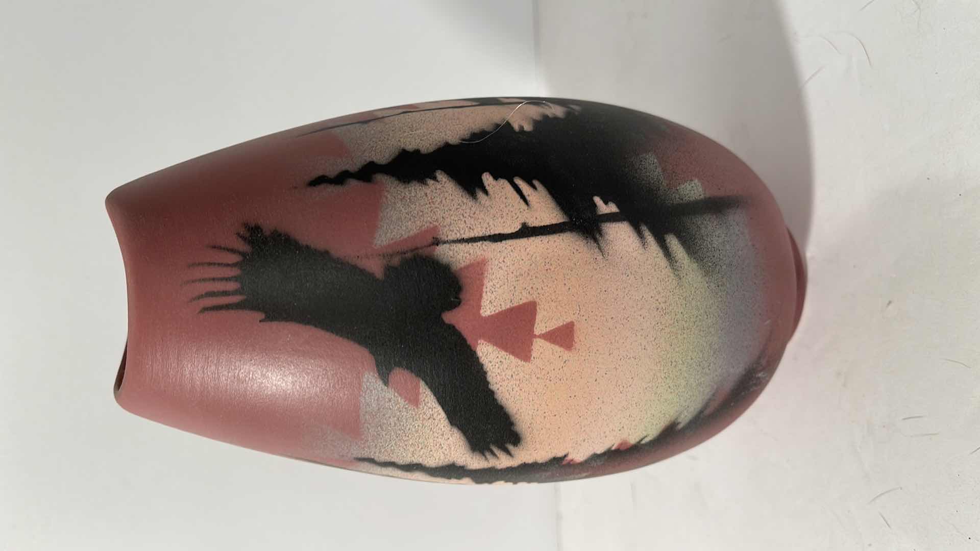 Photo 1 of NAVAJO NATIVE AMERICAN SIGNED HAND AIRBRUSH PAINTED POTTERY H- 8.5
