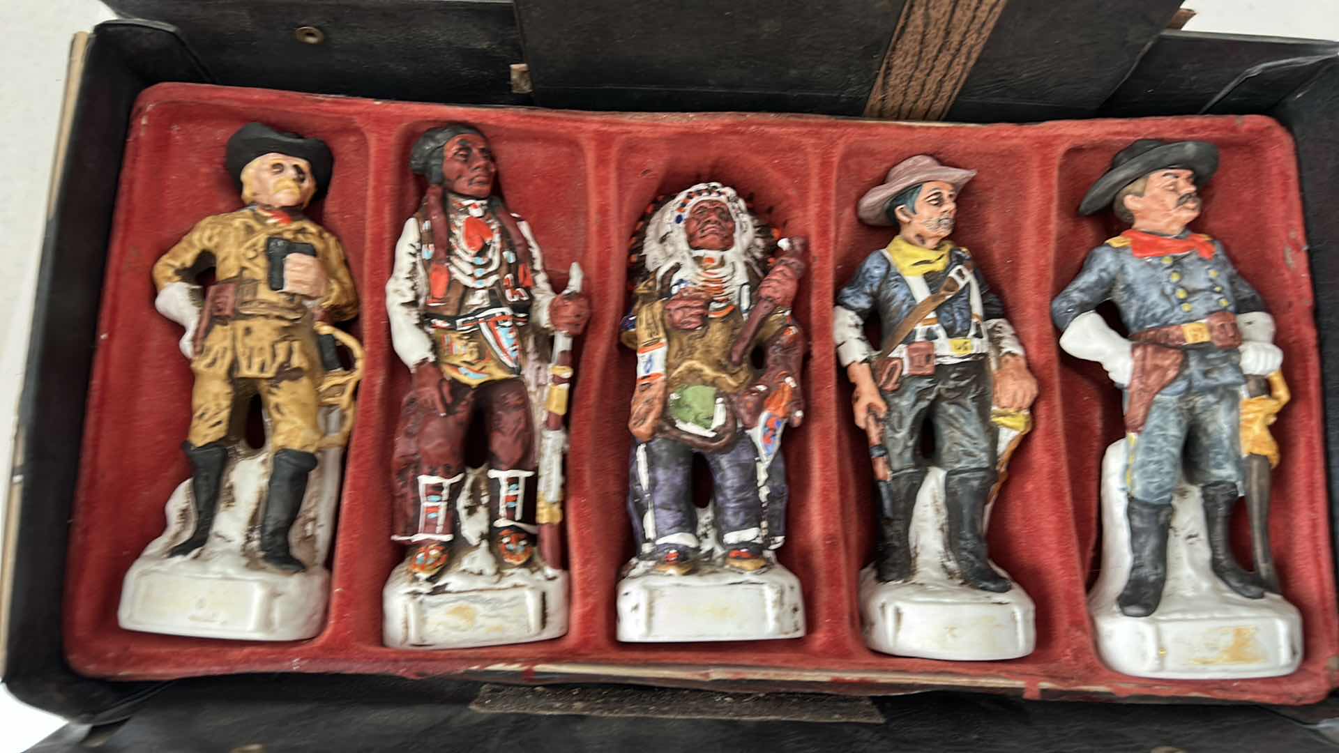 Photo 3 of VINTAGE SIGNED NUMBERED US CALVARY AND INDIAN FIGURES 6”