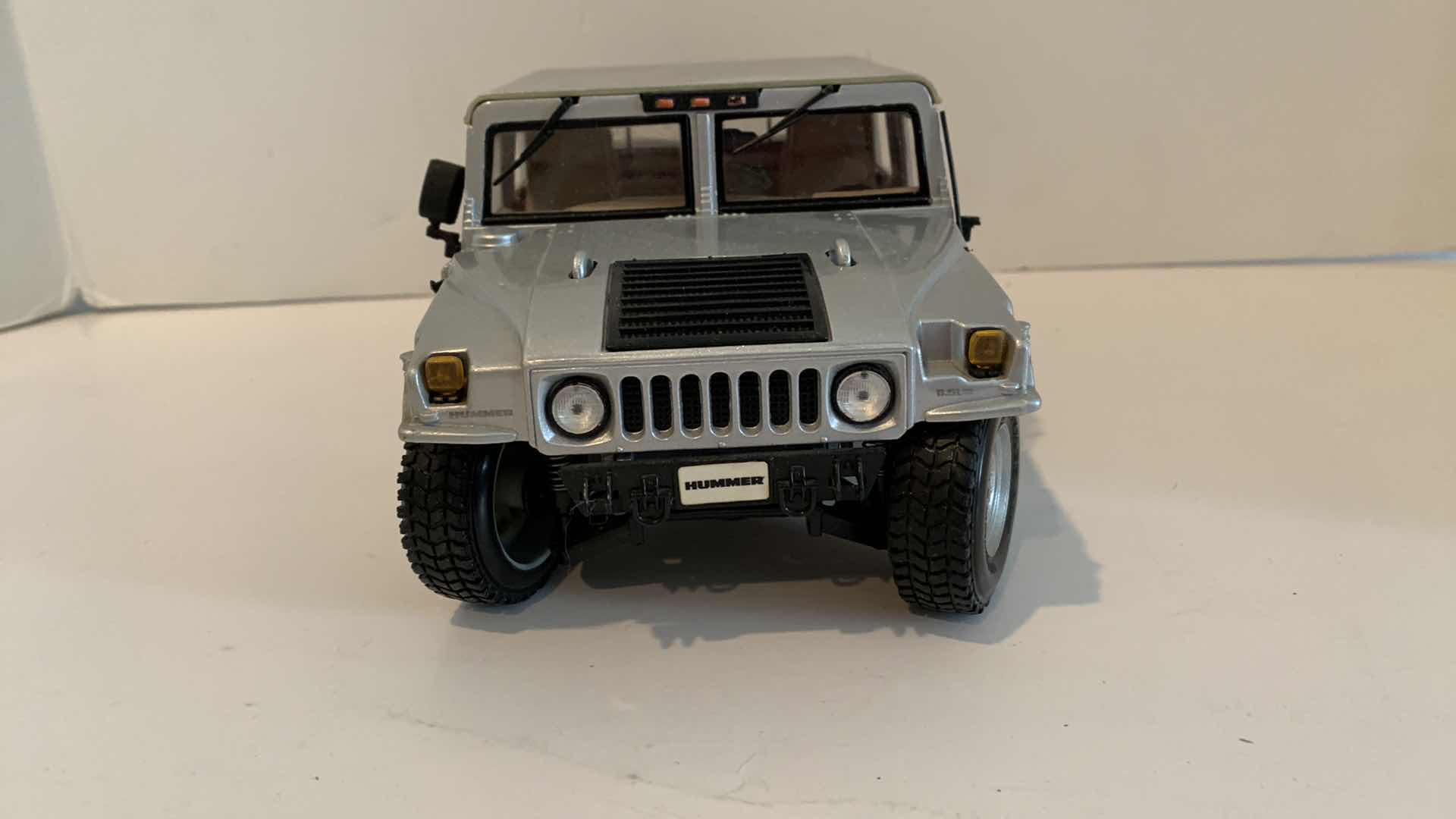 Photo 2 of MAISTO HUMMER 1/18 SCALE