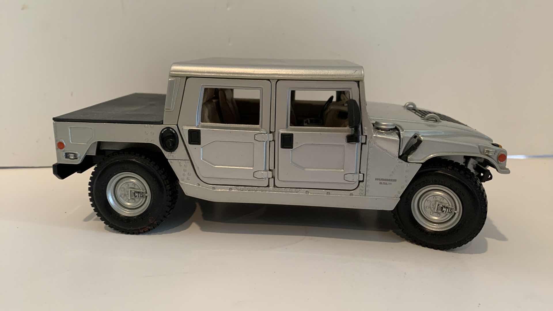 Photo 1 of MAISTO HUMMER 1/18 SCALE