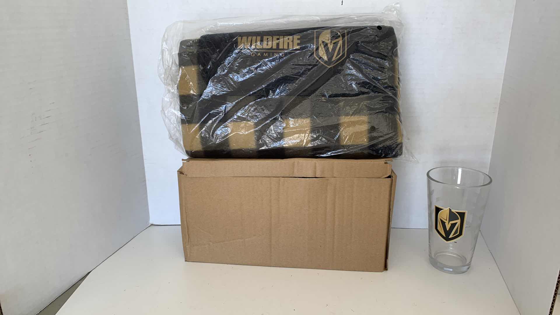 Photo 1 of GOLDEN KNIGHTS MUGS AND BLANKET AND CLOCK