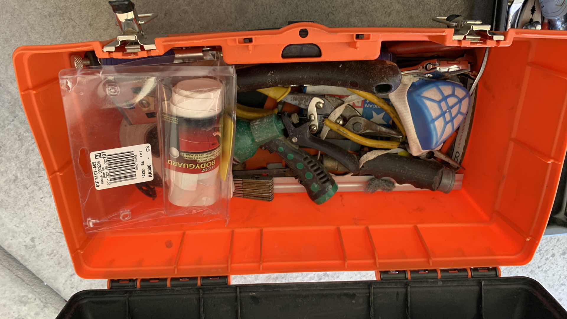 Photo 3 of TOOLBOX WITH TOOLS