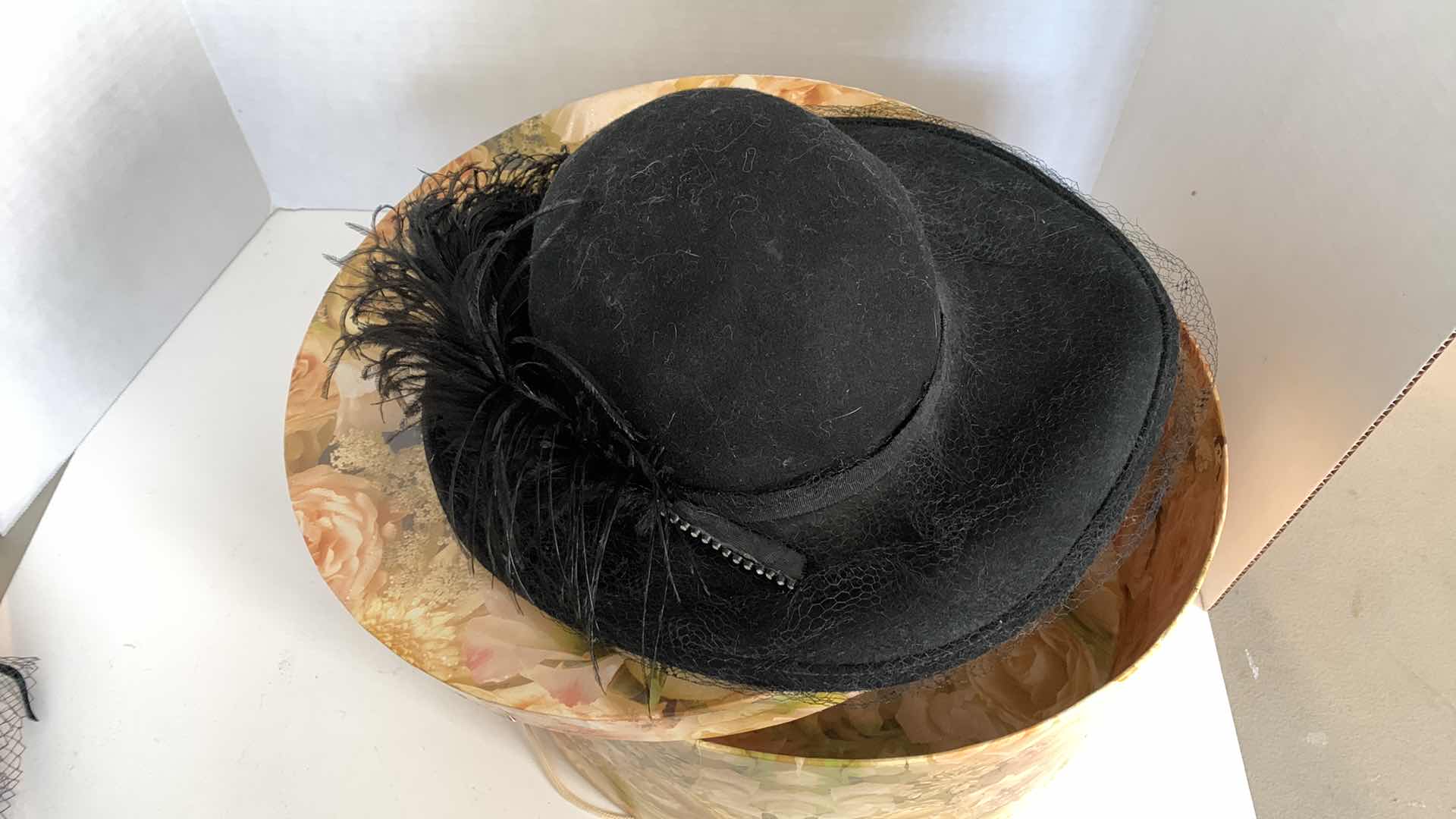 Photo 5 of 2 VINTAGE WOMEN HATS W CASE