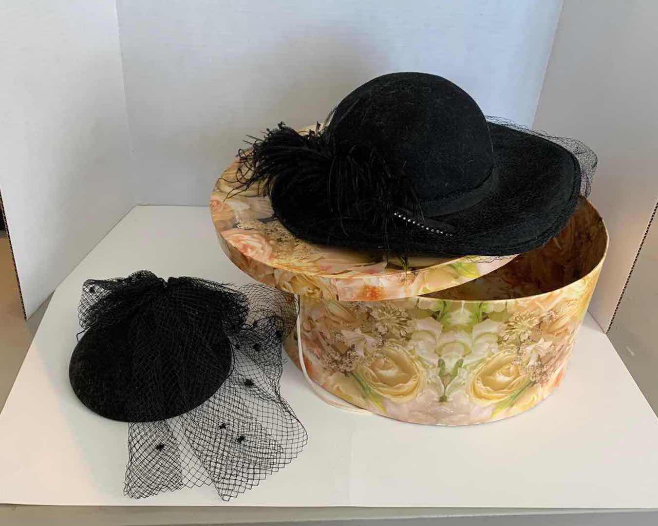 Photo 1 of 2 VINTAGE WOMEN HATS W CASE