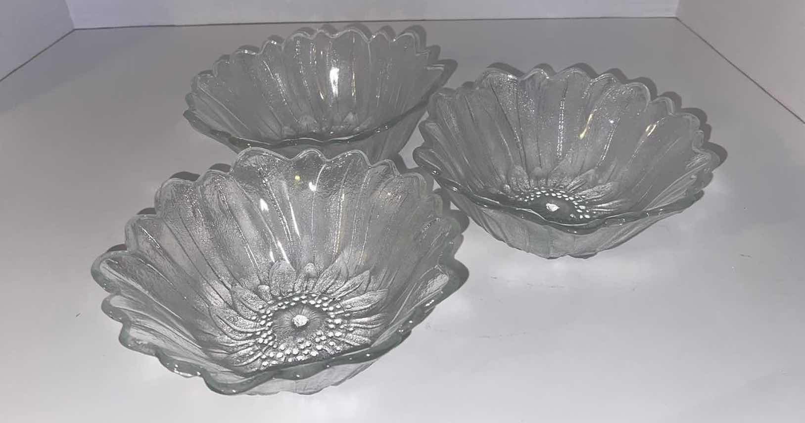 Photo 1 of 3-VINTAGE INDIANA GLASS CO. LILY PONS CLEAR LINE #605 PATTERN CLEAR GLASS BOWL WITH SCULPTED LEAF DESIGN 7” X 3”