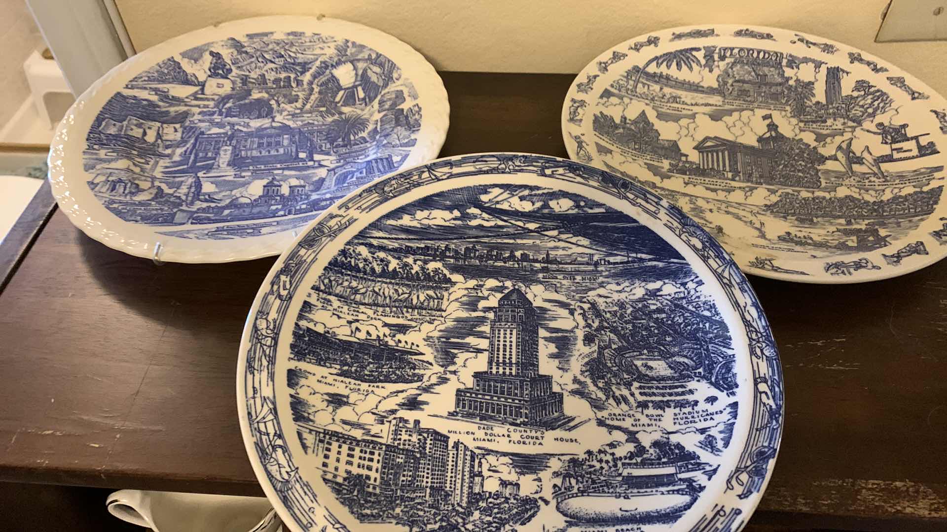 Photo 1 of UNITED STATES THEMED PLATES