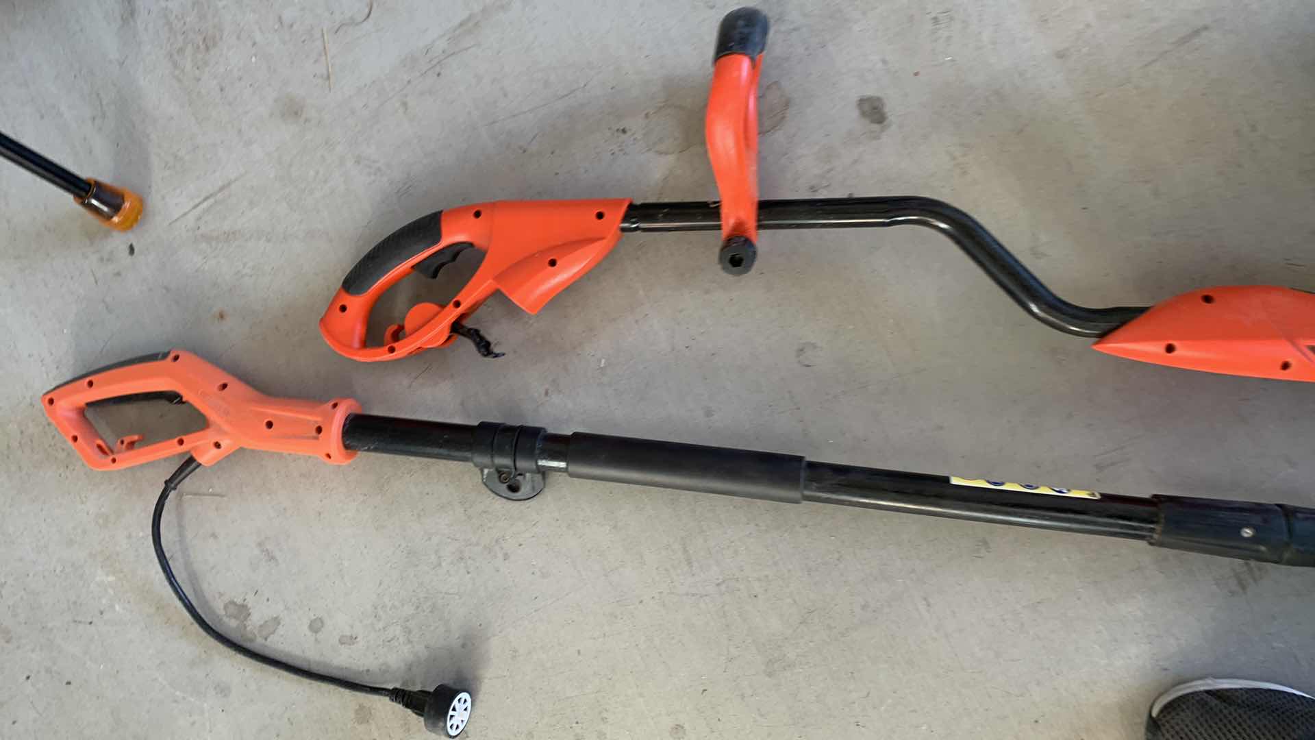 Photo 3 of BLACK AND DECKER YARD TOOLS