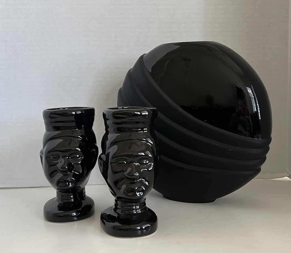 Photo 1 of BLACK VASE AND MUGS LOT 3