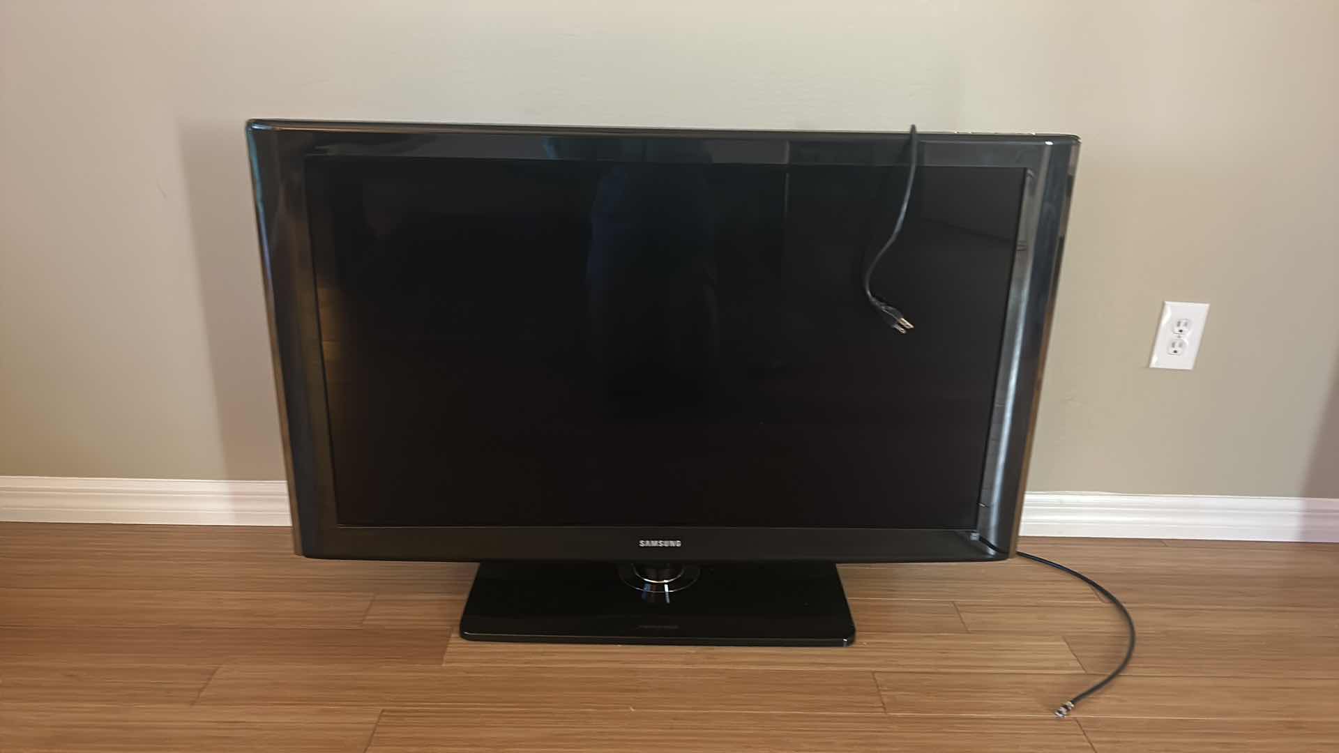 Photo 5 of 45” SAMSUNG TV WITH SWIVEL STAND 