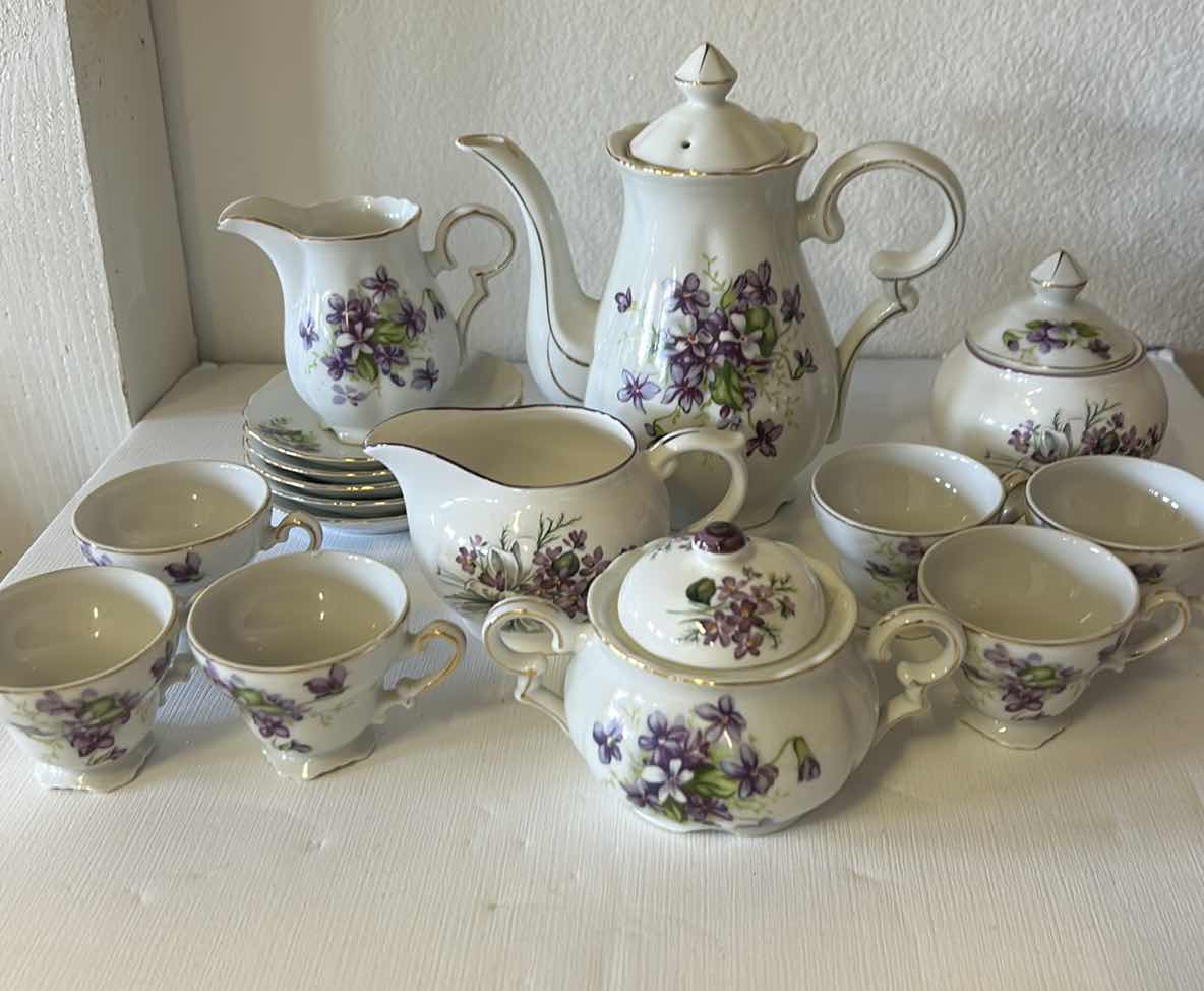 Photo 1 of BONE CHINA MADE IN ENGLAND TEASET( POT 7.5”)