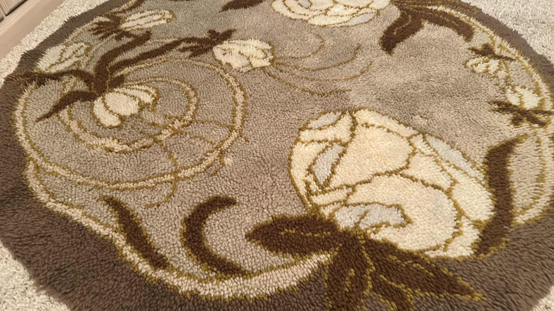 Photo 3 of BROWN AND GRAY 5’ ROUND LOW SHAG CARPET WITH WHITE FLOWERS