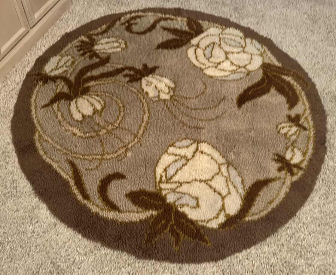 Photo 1 of BROWN AND GRAY 5’ ROUND LOW SHAG CARPET WITH WHITE FLOWERS