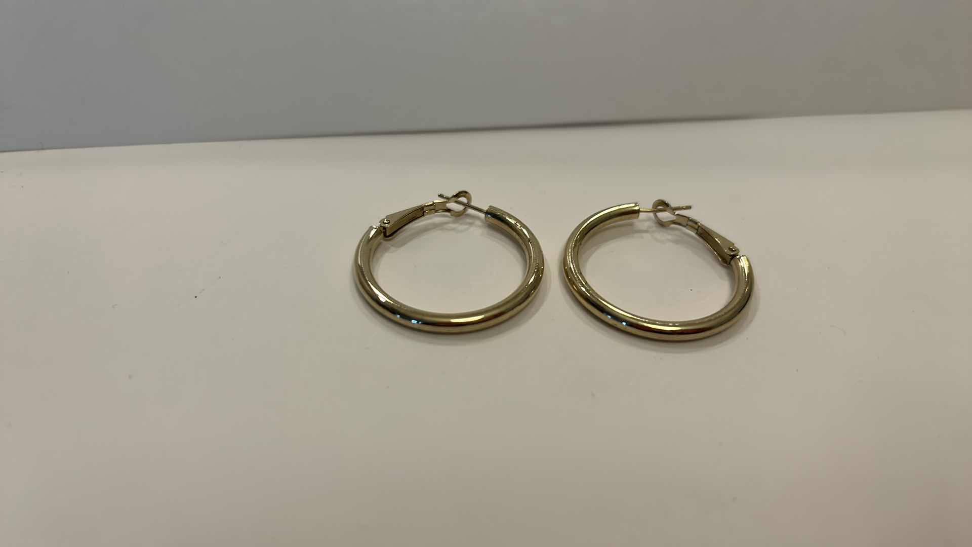 Photo 3 of JEWELRY - 1 INCH 14K GOLD HOOP EARRINGS