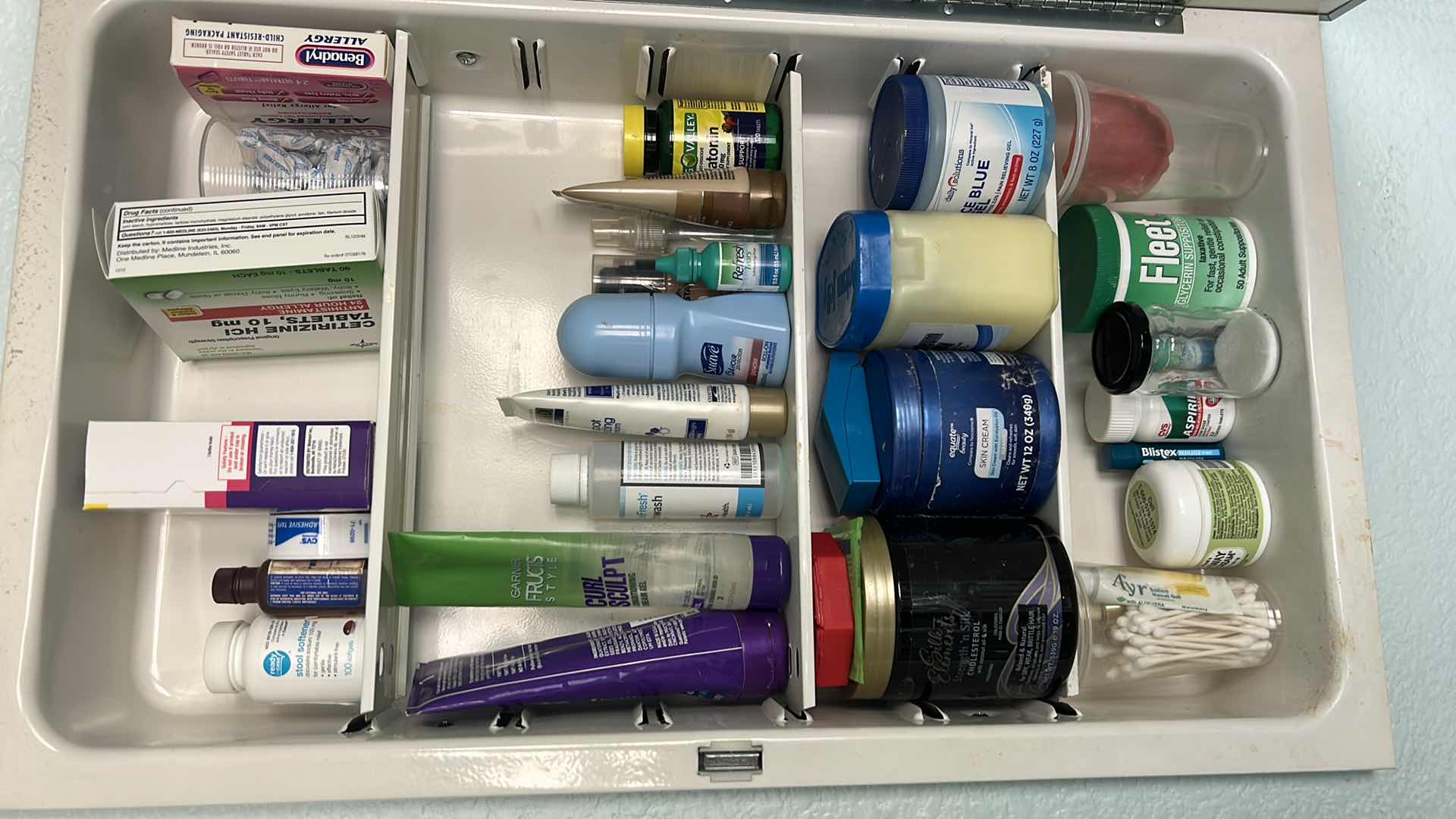 Photo 1 of CONTENTS OF MEDICINE CABINET