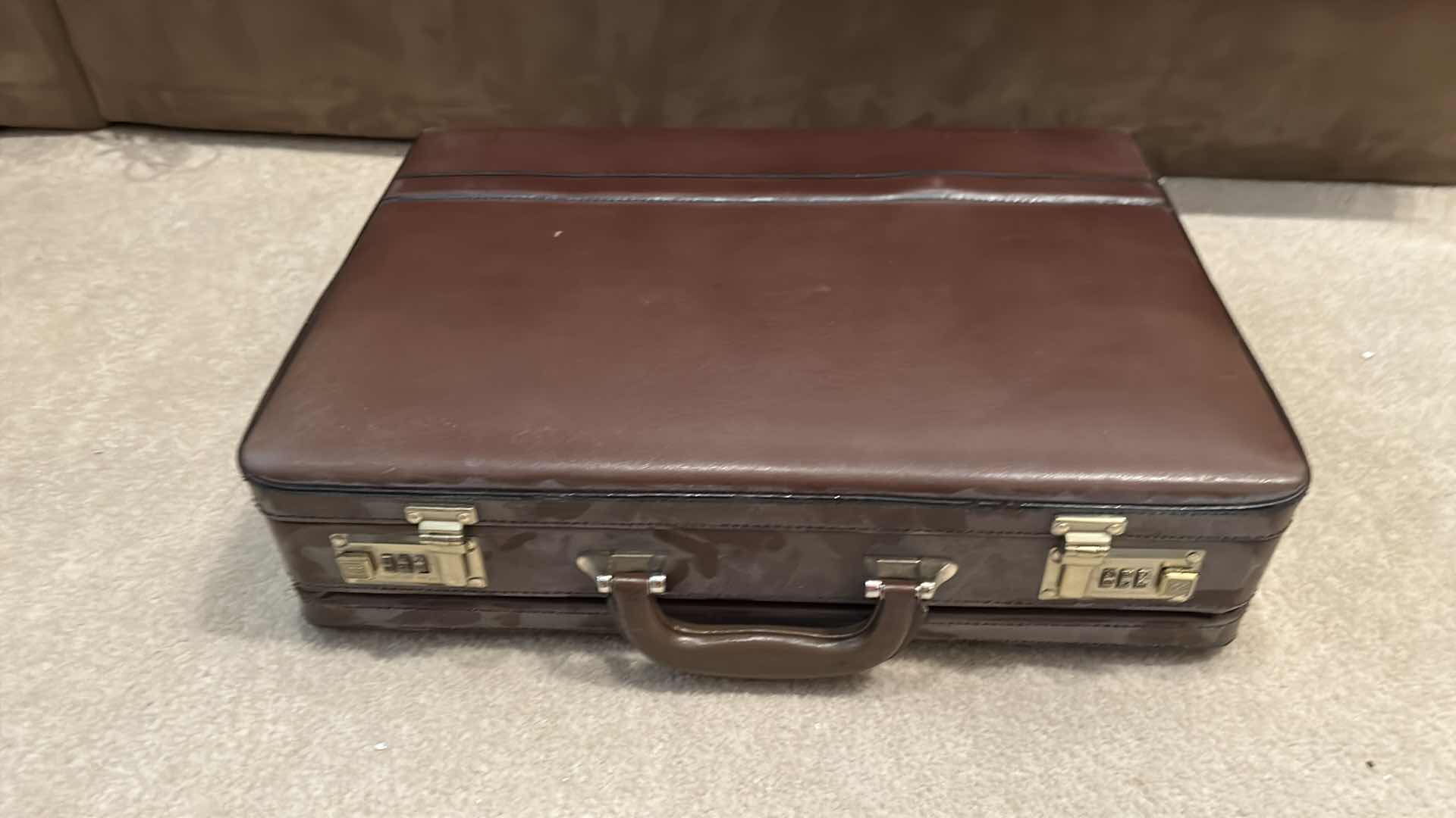 Photo 5 of GEOFFREY BEENE GENUINE TOP GRAIN LEATHER BRIEFCASE WITH SUEDE INTERIOR